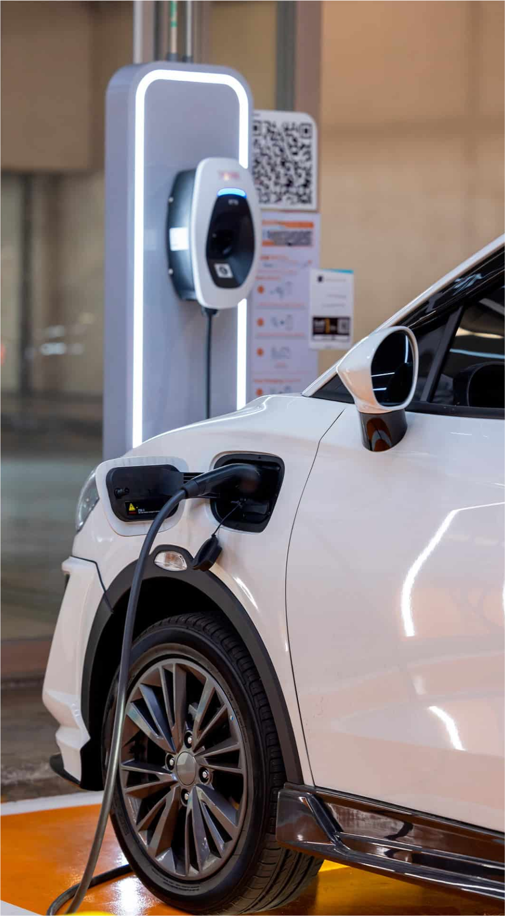 Os carros elétricos estão transformando o setor automotivo, oferecendo uma alternativa ecológica e eficiente aos veículos tradicionais. Com avanços tecnológicos e maior preocupação ambiental, o mercado de veículos elétricos não para de crescer. Neste post, exploraremos os principais benefícios, desafios e o futuro dessa tecnologia. O que é um Carro Elétrico? Um carro elétrico é movido por um motor elétrico alimentado por baterias recarregáveis, substituindo o uso de combustíveis fósseis. Esses veículos oferecem uma experiência silenciosa, eficiente e com zero emissões de poluentes durante a condução. Principais Benefícios dos Carros Elétricos 1. Sustentabilidade Ambiental Carros elétricos ajudam a reduzir a pegada de carbono, diminuindo a emissão de gases do efeito estufa e a poluição do ar. 2. Economia a Longo Prazo Embora o custo inicial possa ser mais alto, os veículos elétricos têm custos operacionais mais baixos, devido à economia em combustível e manutenção. 3. Inovação Tecnológica Esses veículos são equipados com tecnologias de ponta, como sistemas de assistência ao motorista e conectividade inteligente. Desafios dos Carros Elétricos Apesar de suas vantagens, existem desafios que precisam ser superados: Infraestrutura de Recarga: A disponibilidade de estações de recarga ainda é limitada em algumas regiões. Custo Inicial Elevado: As baterias representam uma parte significativa do preço do veículo. Autonomia: Embora esteja melhorando, a autonomia dos carros elétricos ainda é uma preocupação para muitos consumidores. O Futuro dos Carros Elétricos O mercado de carros elétricos está em plena expansão. Com avanços em tecnologias de baterias e maior investimento em infraestrutura, espera-se que esses veículos se tornem mais acessíveis e populares. Além disso, governos ao redor do mundo estão oferecendo incentivos para estimular a adoção dessa tecnologia. Como Escolher um Carro Elétrico? Autonomia: Verifique a distância que o veículo pode percorrer com uma carga completa. Infraestrutura Local: Certifique-se de que há estações de recarga na sua região. Custo-Benefício: Considere o preço inicial e as economias a longo prazo. Conclusão Os carros elétricos representam um passo importante rumo a um futuro mais sustentável. Com benefícios significativos para o meio ambiente e o consumidor, esses veículos estão moldando a mobilidade do futuro. Esteja preparado para fazer parte dessa revolução!