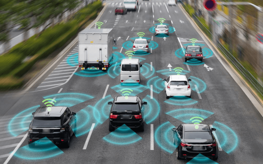 Carros Autônomos e Mobilidade Sustentável: A Revolução em Movimento A indústria automotiva está atravessando uma revolução sem precedentes. Combinando avanços tecnológicos, preocupações ambientais e mudanças na forma como as pessoas percebem a mobilidade, os carros autônomos e as soluções sustentáveis estão emergindo como protagonistas dessa nova era. Em 2025, essas tecnologias não só prometem transformar nossas cidades e nosso estilo de vida, mas também se tornam indispensáveis para um futuro mais limpo e eficiente. Vamos explorar como essas inovações estão moldando o mundo. O que são carros autônomos e como eles funcionam? Carros autônomos, também conhecidos como veículos autônomos ou automáticos, são aqueles que podem operar sem a necessidade de um motorista humano. Eles utilizam uma combinação de sensores, câmeras, radares e algoritmos de inteligência artificial para navegar, tomar decisões em tempo real e evitar acidentes. Atualmente, os carros autônomos são classificados em diferentes níveis de automação, que vão de 0 a 5: Nível 0: Sem automação – o motorista controla tudo. Nível 1: Assistência parcial, como controle de cruzeiro adaptativo. Nível 2: Automação parcial – o veículo pode controlar direção e aceleração, mas o motorista deve estar atento. Nível 3: Automação condicional – o carro pode operar sozinho em determinadas condições, mas exige intervenção humana. Nível 4: Alta automação – o veículo é totalmente autônomo em áreas ou situações específicas. Nível 5: Total automação – sem necessidade de motorista humano em qualquer situação. Em 2025, empresas como Tesla, Waymo e Baidu estão liderando o desenvolvimento de veículos Nível 4 e 5, prometendo transformar o transporte como o conhecemos. Os benefícios dos carros autônomos 1. Redução de acidentes de trânsito Estatísticas globais mostram que mais de 90% dos acidentes de trânsito são causados por erro humano. Carros autônomos eliminam fatores como distração, cansaço e imprudência, tornando as vias mais seguras. 2. Eficiência no tráfego Veículos autônomos podem se comunicar entre si e com infraestruturas inteligentes para otimizar rotas, reduzir congestionamentos e economizar tempo. Rodovias inteligentes, equipadas com sensores e conectividade 5G, estão desempenhando um papel crucial nesse processo. 3. Inclusão social Para pessoas com deficiências físicas ou idosos, os carros autônomos oferecem independência e acessibilidade sem precedentes. 4. Economia compartilhada Modelos de car-sharing e ride-sharing baseados em veículos autônomos estão ganhando popularidade, reduzindo a necessidade de possuir um carro e promovendo uma utilização mais eficiente dos recursos. Mobilidade Sustentável: Um Caminho Necessário A sustentabilidade tornou-se uma prioridade global, e o setor de transporte desempenha um papel vital nesse cenário. Em 2025, iniciativas voltadas para a mobilidade sustentável estão sendo aceleradas por três grandes pilares: 1. Veículos elétricos (EVs) Os carros elétricos estão substituindo rapidamente os veículos movidos a combustíveis fósseis. Avanços nas baterias de íon-lítio e de estado sólido estão proporcionando: Maior autonomia: Veículos elétricos em 2025 podem percorrer mais de 700 km com uma única carga. Carregamento rápido: Estão sendo implementadas tecnologias que permitem carregar baterias em menos de 10 minutos. Eficiência energética: Veículos EVs são mais eficientes em termos de consumo de energia, reduzindo as emissões de gases de efeito estufa. 2. Infraestruturas verdes Cidades ao redor do mundo estão investindo em soluções urbanas sustentáveis, como: Estações de recarga com energia renovável: Redes de carregamento que utilizam energia solar e eólica. Ciclovias e transportes públicos elétricos: Incentivos para o uso de modais mais sustentáveis e a redução da dependência de carros. Rodovias inteligentes: Infraestruturas que monitoram o tráfego em tempo real e ajudam a evitar congestionamentos. 3. Economia circular no transporte Empresas estão adotando estratégias de economia circular, reaproveitando materiais de baterias antigas e reciclando componentes para fabricar novos veículos. Desafios e Considerações Embora os benefícios sejam muitos, há desafios que precisam ser superados para que os carros autônomos e a mobilidade sustentável atinjam seu potencial máximo: 1. Regulamentação e segurança Governos ainda estão trabalhando para estabelecer regulamentações claras sobre a operação de carros autônomos. Questões legais sobre responsabilidade em caso de acidentes também precisam ser resolvidas. 2. Infraestrutura adequada A transição para um ecossistema de mobilidade conectada e elétrica requer investimentos significativos em infraestrutura, especialmente em países em desenvolvimento. 3. Custo inicial Embora o custo de veículos elétricos e autônomos esteja diminuindo, eles ainda representam um investimento considerável para muitos consumidores. 4. Privacidade e segurança de dados Com a integração de tecnologias como IoT e 5G, a segurança cibernética torna-se uma prioridade para evitar ataques e proteger dados pessoais. O futuro da mobilidade O futuro da mobilidade está cada vez mais próximo e alinhado com soluções sustentáveis. Em um cenário ideal, veremos cidades mais limpas, seguras e conectadas, onde o transporte é eficiente e acessível para todos. Carros autônomos e mobilidade sustentável não são apenas uma tendência, mas uma necessidade. Eles representam a convergência entre inovação tecnológica e responsabilidade ambiental, mostrando que é possível aliar progresso econômico e sustentabilidade. Para um blog de tecnologia, como o TechSpotlight, explorar esses tópicos é essencial para informar e criar uma audiência que busca entender e participar desse novo capítulo da mobilidade. Se o futuro está em movimento, agora é a hora de embarcar nessa jornada.