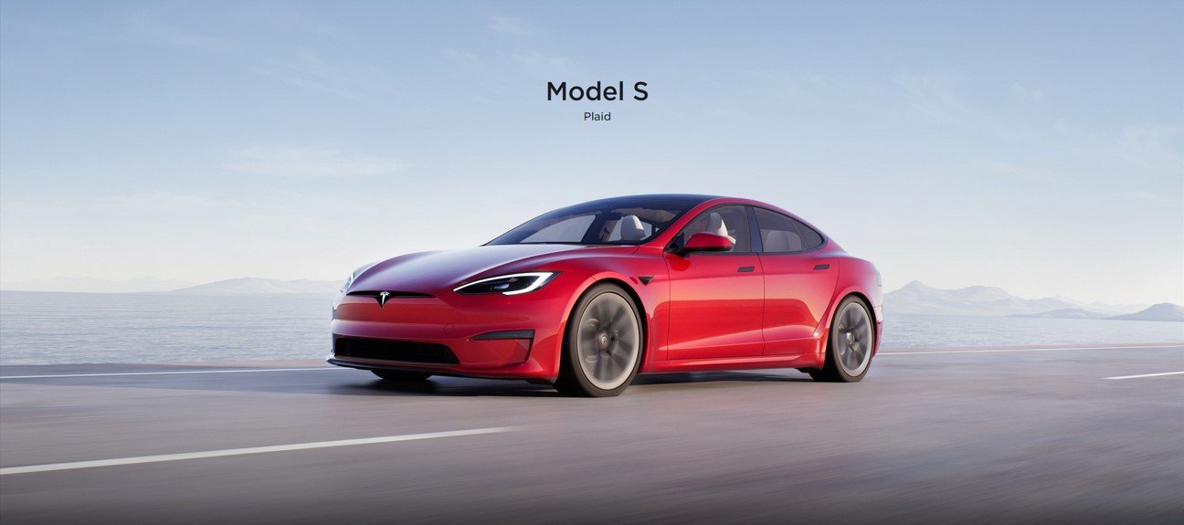 Tesla Model S Plaid: O Futuro dos Carros Elétricos de Alto Desempenho Nos últimos anos, os carros elétricos deixaram de ser uma promessa distante para se tornarem uma realidade acessível e desejada. No centro dessa revolução está a Tesla, uma empresa que continua a liderar o mercado com inovações tecnológicas e design visionário. Entre seus modelos, o Tesla Model S Plaid se destaca como um dos carros elétricos mais impressionantes do mercado em 2025. Combinando desempenho incrível, design elegante e tecnologias de ponta, o Model S Plaid representa o futuro dos carros elétricos de alto desempenho. Este artigo explora os detalhes, inovações e motivos pelos quais este carro é tão aguardado e discutido. Design Externo e Aerodinâmica O Tesla Model S Plaid apresenta um design elegante e futurista, mas que preserva a identidade clássica do Model S. As linhas suaves e aerodinâmicas não são apenas esteticamente agradáveis, mas também projetadas para maximizar a eficiência e o desempenho. Com um coeficiente de arrasto de apenas 0,208 Cd, ele é um dos carros mais aerodinâmicos do mundo. Destaques do design incluem: Faróis LED renovados, que oferecem melhor visibilidade e um toque moderno. Rodas esportivas otimizadas para reduzir a resistência ao vento. Teto panorâmico em vidro, que não apenas proporciona uma vista deslumbrante, mas também contribui para a sensação de espaço no interior. O Model S Plaid combina elegância e funcionalidade, sendo um carro que impressiona tanto na estrada quanto parado. Interior: Tecnologia e Conforto de Outro Nível Ao entrar no Tesla Model S Plaid, o motorista é imediatamente envolvido por uma cabine minimalista, mas repleta de tecnologia de ponta. O interior foi projetado para oferecer conforto e praticidade, ao mesmo tempo em que exibe um senso de luxo moderno. Display Central de 17 polegadas: Localizado no console central, a tela é a principal interface para controle do veículo, com acesso à navegação, entretenimento e configurações do carro. A resolução incrivelmente alta e o suporte para streaming tornam a experiência ainda mais imersiva. Painel de Instrumentos Digital: Atrás do volante, o painel digital exibe informações essenciais, como velocidade, nível de bateria e modos de condução. Assentos Reprojetados: Os bancos oferecem maior suporte lateral e são revestidos com materiais sustentáveis de alta qualidade. Além disso, contam com aquecimento e ventilação ajustáveis. Sistema de Som Premium: O sistema de áudio foi desenvolvido para oferecer uma experiência de som imersiva, com graves profundos e agudos cristalinos. Outro destaque é o volante “Yoke”, com formato retangular que lembra um volante de aviação. Embora tenha gerado polêmica, ele oferece uma experiência de direção futurista e melhor visibilidade do painel de instrumentos. Performance Inigualável O que realmente diferencia o Tesla Model S Plaid de seus concorrentes é seu desempenho incrível. Equipado com três motores elétricos independentes, o carro entrega uma potência combinada de impressionantes 1.020 cavalos de força. Aceleração: O Model S Plaid é capaz de acelerar de 0 a 100 km/h em apenas 1,99 segundos, tornando-o um dos carros mais rápidos do mundo. Velocidade Máxima: A velocidade máxima é de 322 km/h, um feito impressionante para um carro elétrico. Autonomia: Graças a avanços na tecnologia de baterias, o Model S Plaid tem uma autonomia de até 637 km com uma única carga. Isso o torna uma excelente opção para viagens longas. Os três motores proporcionam um sistema de trânsito nas quatro rodas (AWD) incrivelmente responsivo. A distribuição de torque é ajustada em tempo real, garantindo trânsito seguro e eficiente, independentemente das condições climáticas ou do tipo de estrada. Tecnologias de Direção Autônoma A Tesla continua a expandir seus limites na área de direção autônoma, e o Model S Plaid é um exemplo disso. Ele vem equipado com o Autopilot Avançado, que oferece uma série de funcionalidades: Pilotagem Automática em Rodovias: O carro é capaz de acelerar, frear e mudar de faixa automaticamente em rodovias. Estacionamento Autônomo: Identifica vagas e realiza manobras de estacionamento de forma totalmente autônoma. Convocação Inteligente: Permite que o carro se mova de forma independente para encontrar o motorista em estacionamentos. Com atualizações regulares de software, essas funcionalidades continuam a melhorar, aproximando o Model S Plaid de um verdadeiro carro autônomo. Sustentabilidade e Eficiência Um dos pilares da Tesla é a sustentabilidade, e o Model S Plaid reflete esse compromisso. Suas baterias são projetadas para serem recicláveis, e a eficiência do sistema elétrico reduz significativamente a pegada de carbono em comparação com carros movidos a combustíveis fósseis. Além disso, a Tesla investe em infraestrutura de carregamento global, com mais de 40.000 Superchargers espalhados pelo mundo. Esses carregadores rápidos permitem recuperar até 80% da bateria em apenas 20 minutos, tornando o carregamento prático e acessível. Segurança em Primeiro Lugar O Tesla Model S Plaid também é um dos carros mais seguros do mercado. Ele recebeu as mais altas classificações em testes de colisão, graças à sua estrutura robusta e aos recursos de segurança avançados, como: Freios de Emergência Automáticos. Detecção de Ponto Cego. Controle de Cruzeiro Adaptativo. Sensores de Colisão 360º. Preço e Disponibilidade O Tesla Model S Plaid é um carro premium, com um preço inicial de aproximadamente US$ 120.000. Embora não seja acessível para todos, ele oferece um pacote incrível de desempenho, tecnologia e luxo que justifica seu valor. A Tesla também oferece programas de financiamento e incentivos fiscais em vários países para tornar o veículo mais acessível. Conclusão O Tesla Model S Plaid é mais do que apenas um carro; é um vislumbre do futuro da mobilidade. Com seu desempenho revolucionário, design elegante, tecnologias avançadas e compromisso com a sustentabilidade, ele redefine o que é possível em um carro elétrico. Para aqueles que buscam um veículo que combine inovação, luxo e responsabilidade ambiental, o Model S Plaid