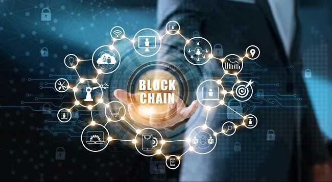Blockchain: O Futuro da Tecnologia e Suas Aplicações Revolucionárias A tecnologia blockchain tem revolucionado diversos setores ao redor do mundo, trazendo inovações significativas para a segurança, descentralização e transparência das transações digitais. Embora tenha ganhado notoriedade inicialmente com o Bitcoin e outras criptomoedas, seu potencial vai muito além do setor financeiro. Neste artigo, vamos explorar o que é blockchain, como funciona e suas diversas aplicações no mundo moderno. O Que é Blockchain? Blockchain é um sistema de registro distribuído que permite o armazenamento seguro e imutável de informações. Ele consiste em uma cadeia de blocos interligados, onde cada bloco contém um conjunto de transações verificadas e validadas por uma rede descentralizada de computadores. Diferente dos bancos de dados tradicionais, que dependem de uma entidade central para gerenciar e validar as informações, a blockchain utiliza um sistema peer-to-peer (P2P), onde cada participante da rede tem uma cópia do registro. Isso garante maior segurança e transparência, uma vez que qualquer tentativa de alteração deve ser validada por todos os membros da rede. Como Funciona a Tecnologia Blockchain? O funcionamento da blockchain pode ser resumido em quatro etapas principais: Criação da Transação: Quando uma nova transação é iniciada, ela é transmitida para a rede de computadores conectados. Verificação: Os nós da rede verificam a validade da transação usando protocolos de consenso, como Proof of Work (PoW) ou Proof of Stake (PoS). Registro no Bloco: Uma vez validada, a transação é incluída em um novo bloco, junto com outras transações recentes. Encadeamento de Blocos: O novo bloco é adicionado à cadeia existente de forma criptografada, garantindo que as informações não possam ser alteradas retroativamente. Essa estrutura garante que a blockchain seja altamente segura e resistente a fraudes, tornando-a uma solução confiável para diversas aplicações. Principais Aplicações da Blockchain Embora tenha sido criada inicialmente para suportar criptomoedas, a blockchain encontrou espaço em diversos outros setores, proporcionando soluções inovadoras e eficientes. Confira algumas das principais aplicações dessa tecnologia: 1. Setor Financeiro e Bancário A blockchain permite transações financeiras mais seguras, rápidas e com menores custos. Bancos e fintechs estão adotando essa tecnologia para processar pagamentos internacionais, eliminar intermediários e reduzir fraudes. 2. Contratos Inteligentes (Smart Contracts) Os smart contracts são contratos autoexecutáveis que operam na blockchain, eliminando a necessidade de intermediários. Eles são amplamente utilizados em setores como imobiliário, seguros e propriedade intelectual. 3. Supply Chain e Logística A rastreabilidade é um dos grandes desafios da cadeia de suprimentos. Com a blockchain, empresas podem monitorar o percurso dos produtos em tempo real, garantindo autenticidade e prevenindo falsificações. 4. Saúde No setor de saúde, a blockchain melhora a segurança dos dados médicos, permitindo que pacientes e profissionais tenham acesso seguro e compartilhado ao histórico clínico. 5. Voto Eletrônico A votação digital baseada em blockchain aumenta a segurança e transparência dos processos eleitorais, reduzindo fraudes e garantindo a confiabilidade dos resultados. 6. Identidade Digital A blockchain possibilita a criação de identidades digitais seguras, eliminando fraudes e proporcionando maior controle sobre informações pessoais. 7. Entretenimento e Direitos Autorais Artistas e criadores de conteúdo podem usar blockchain para proteger direitos autorais e garantir remuneração justa pelo uso de suas obras. Desafios da Adoção da Blockchain Apesar das vantagens, a adoção em larga escala da blockchain ainda enfrenta desafios. Entre os principais, destacam-se: Escalabilidade: As redes blockchain podem enfrentar problemas de desempenho conforme o número de transações aumenta. Regulamentação: Ainda há incertezas quanto à regulamentação da tecnologia em muitos países. Consumo Energético: O modelo de Proof of Work (PoW), utilizado por algumas blockchain, consome grande quantidade de energia. Complexidade de Implementação: Empresas precisam de investimentos e conhecimento especializado para integrar blockchain em seus sistemas. O Futuro da Blockchain A tecnologia blockchain continua evoluindo e se adaptando às necessidades do mercado. Algumas tendências para o futuro incluem: Desenvolvimento de blockchain mais sustentáveis, como as baseadas em Proof of Stake (PoS), que consomem menos energia. Integração com Inteligência Artificial (IA) para otimizar contratos inteligentes e análises de dados. Adoção crescente no setor público para registro de documentos, identidades e outros serviços governamentais. Criação de moedas digitais de bancos centrais (CBDCs), que podem modernizar o sistema financeiro global. Conclusão A blockchain é uma das inovações tecnológicas mais promissoras da atualidade, oferecendo segurança, transparência e descentralização para diversos setores. Apesar dos desafios, seu potencial de transformação é imenso, e à medida que novas soluções são desenvolvidas, sua adoção tende a crescer exponencialmente. Empresas, governos e indivíduos devem estar atentos às oportunidades que essa tecnologia pode proporcionar, pois o futuro da blockchain está apenas começando.