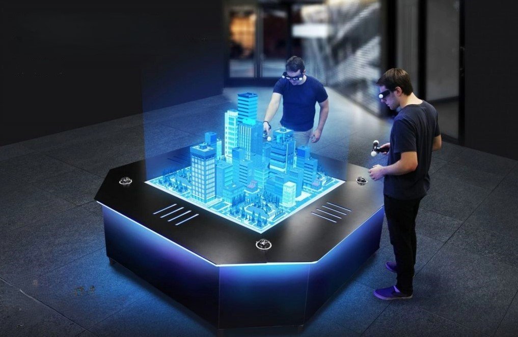 A tecnologia de holograma é uma área fascinante e emergente que tem o potencial de revolucionar muitos aspectos da nossa vida cotidiana. Neste artigo, exploraremos o que são hologramas, como funcionam e as diversas aplicações dessa tecnologia em diferentes setores. Além disso, discutiremos o impacto da holografia em nosso meio e como ela está moldando o futuro. O que são Hologramas? Hologramas são representações tridimensionais de objetos que podem ser vistas sem a necessidade de óculos especiais. Diferentemente das imagens 3D tradicionais, que exigem óculos ou outros dispositivos, os hologramas podem ser visualizados a olho nu. Essa tecnologia utiliza a interferência de luzes de laser para criar imagens que parecem flutuar no espaço e podem ser vistas de diferentes ângulos. Como Funcionam os Hologramas? A criação de um holograma envolve três etapas principais: Registro da imagem: Um feixe de laser é dividido em dois – o feixe de referência e o feixe objeto. O feixe de referência ilumina a superfície de gravação, enquanto o feixe objeto ilumina o objeto a ser holografado. A luz refletida do objeto interfere com o feixe de referência na superfície de gravação, criando um padrão de interferência. Processamento: O padrão de interferência é registrado em um material fotosensível, como uma placa fotográfica ou um filme. Reprodução: Quando o holograma é iluminado com um feixe de laser semelhante ao feixe de referência original, o padrão de interferência difrata a luz para recriar a imagem tridimensional do objeto. Aplicações da Tecnologia de Holograma Educação Uma das áreas mais promissoras para a aplicação de hologramas é a educação. Hologramas podem transformar a forma como os alunos aprendem, tornando o ensino mais interativo e envolvente. Imagine uma aula de biologia onde os alunos podem visualizar um coração humano em 3D, observando cada detalhe anatômico em tempo real. Isso facilita a compreensão de conceitos complexos e aumenta o engajamento dos estudantes. Saúde Na área da saúde, os hologramas têm o potencial de revolucionar o treinamento médico e o planejamento cirúrgico. Médicos podem usar hologramas para visualizar órgãos em 3D antes de realizar cirurgias, permitindo um planejamento mais preciso e reduzindo os riscos. Além disso, hologramas podem ser usados em terapias de reabilitação, ajudando pacientes a recuperar habilidades motoras e cognitivas. Entretenimento A indústria do entretenimento tem sido uma das primeiras a adotar a tecnologia de holograma. Concertos ao vivo e shows utilizam hologramas para criar experiências visuais impressionantes. Um exemplo famoso é a 
