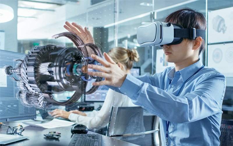 Metaverso e Realidade Estendida: A Nova Fronteira da Experiência Digital A evolução tecnológica trouxe consigo inúmeras inovações, e uma das mais promissoras é o conceito de metaverso combinado com a realidade estendida (XR, do inglês Extended Reality). Essas tecnologias estão reconfigurando a maneira como interagimos com o mundo digital e oferecendo novas oportunidades para empresas e indivíduos. Neste artigo, vamos explorar o que é o metaverso e a realidade estendida, suas aplicações práticas, desafios e as tendências futuras que estão moldando essa nova fronteira digital. O Que é o Metaverso? O metaverso é um universo virtual compartilhado, acessado através da internet, onde os usuários podem interagir entre si e com um ambiente digital por meio de avatares personalizados. Esse conceito ganhou popularidade graças a empresas como Facebook (agora Meta), que estão investindo pesadamente na criação de plataformas imersivas e interativas. Realidade Estendida (XR) A realidade estendida é um termo abrangente que engloba as tecnologias de Realidade Aumentada (AR), Realidade Virtual (VR) e Realidade Mista (MR). Realidade Aumentada (AR): A AR sobrepõe elementos digitais ao mundo real, aprimorando a percepção do usuário com informações adicionais. Realidade Virtual (VR): A VR cria um ambiente digital totalmente imersivo, onde os usuários podem explorar e interagir com um mundo virtual. Realidade Mista (MR): A MR combina elementos de AR e VR, permitindo a interação entre objetos do mundo real e digital em tempo real. Aplicações Práticas do Metaverso e XR Entretenimento e Jogos: O setor de jogos é um dos primeiros a adotar o metaverso e XR, oferecendo experiências imersivas que vão além das telas tradicionais. Educação e Treinamento: A realidade estendida está revolucionando a educação, proporcionando aulas interativas, simulações de treinamento e ambientes de aprendizagem imersivos. Saúde: Médicos e terapeutas estão utilizando XR para treinamento, cirurgias remotas e tratamentos psicológicos, como terapia de exposição para fobias. Comércio e Varejo: Empresas estão criando lojas virtuais onde os clientes podem experimentar produtos digitalmente antes de comprá-los. Colaboração e Trabalho Remoto: Plataformas de metaverso oferecem espaços virtuais de trabalho onde equipes podem se reunir, colaborar e realizar reuniões de maneira mais interativa e eficiente. Turismo e Imobiliário: Agências de turismo e imobiliárias estão oferecendo tours virtuais de destinos e propriedades, permitindo que os clientes explorem antes de tomar decisões. Benefícios do Metaverso e XR Interatividade e Imersão: O metaverso e XR proporcionam uma experiência muito mais interativa e imersiva do que as tecnologias tradicionais, aumentando o engajamento dos usuários. Acessibilidade: Com a realidade estendida, pessoas de qualquer lugar do mundo podem acessar experiências e informações que antes eram inacessíveis. Eficiência e Economia: Empresas podem economizar tempo e recursos utilizando XR para treinamento, design e colaboração virtual. Inovação Contínua: As tecnologias de metaverso e XR estão constantemente evoluindo, oferecendo novas ferramentas e oportunidades para inovação. Desafios e Considerações Privacidade e Segurança: A coleta e uso de dados pessoais em ambientes virtuais levantam preocupações sobre privacidade e segurança. Custo de Entrada: O desenvolvimento e a implementação de tecnologias de XR podem ser caros, o que pode ser um obstáculo para algumas empresas. Infraestrutura Tecnológica: A criação de experiências de metaverso e XR requer uma infraestrutura tecnológica robusta, incluindo internet de alta velocidade e dispositivos de ponta. Adoção e Inclusão: Garantir que essas tecnologias sejam acessíveis e inclusivas para todos é um desafio contínuo. Tendências Futuras do Metaverso e XR Interoperabilidade: A criação de padrões e protocolos que permitem a interação entre diferentes plataformas de metaverso será crucial para a expansão dessa tecnologia. Integração com IA e Machine Learning: A combinação de metaverso e XR com IA permitirá experiências mais personalizadas e interativas, como avatares inteligentes e ambientes adaptativos. Desenvolvimento de Hardware: O avanço em dispositivos de XR, como óculos e luvas hápticas, melhorará a imersão e a interatividade. Economia Virtual: A criação de economias dentro do metaverso, com moedas digitais e mercados virtuais, permitirá novas formas de comércio e geração de renda. Sustentabilidade: Desenvolver tecnologias de metaverso e XR que sejam energeticamente eficientes e sustentáveis será uma prioridade para mitigar o impacto ambiental. Conclusão O metaverso e a realidade estendida estão na vanguarda da transformação digital, oferecendo uma vasta gama de aplicações e oportunidades para inovação. Enquanto enfrentamos desafios significativos, as tendências futuras indicam um potencial quase ilimitado para essas tecnologias moldarem o futuro da interação humana. Empresas e indivíduos que adotarem e explorarem essas novas fronteiras estarão bem posicionados para aproveitar os benefícios e liderar na era digital. À medida que o metaverso e a realidade estendida continuam a evoluir, é essencial manter-se atualizado com as últimas tendências e desenvolvimentos.