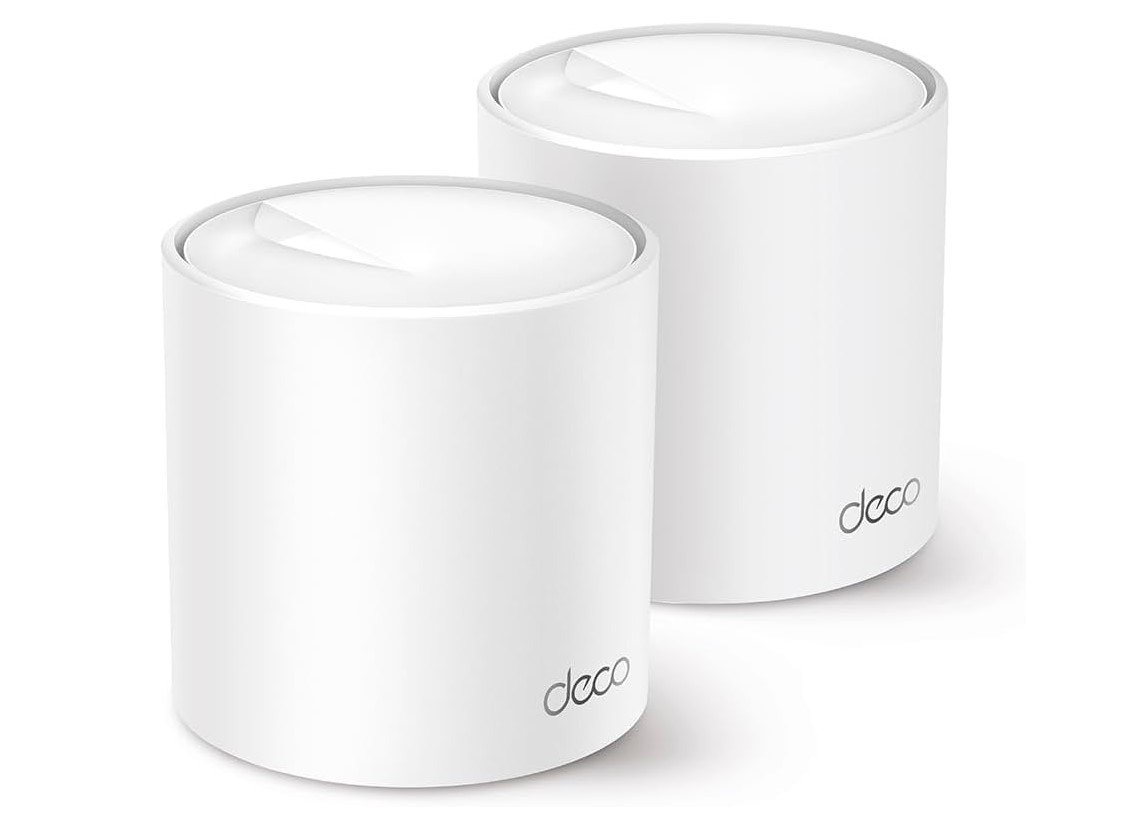 Roteador Wi-Fi Mesh TP-Link Deco X50: A Revolução da Conectividade Doméstica Se você está à procura de um roteador Wi-Fi que ofereça cobertura de rede estável, rápida e ampla para sua casa, o TP-Link Deco X50 é uma opção que merece sua atenção. Este roteador Wi-Fi Mesh vem se destacando no mercado de tecnologia devido à sua performance e recursos inovadores. Neste artigo, vamos explorar as características e os benefícios do TP-Link Deco X50, ajudando você a entender por que ele pode ser a escolha ideal para sua rede doméstica. O Que é um Sistema Wi-Fi Mesh? Antes de mergulharmos nas especificações do TP-Link Deco X50, é importante entender o que é um sistema Wi-Fi Mesh. Em uma rede Wi-Fi tradicional, um único roteador é responsável por fornecer cobertura para toda a casa. Isso pode resultar em áreas com sinal fraco, principalmente em ambientes maiores ou com muitas barreiras físicas, como paredes. Um sistema Wi-Fi Mesh, por outro lado, utiliza múltiplos pontos de acesso (nós) interconectados para criar uma rede única e contínua. Esses nós trabalham juntos para fornecer cobertura uniforme e eliminar pontos mortos na sua rede. O TP-Link Deco X50 é um dos modelos que utiliza essa tecnologia avançada para melhorar a experiência de conexão em ambientes domésticos. Principais Características do TP-Link Deco X50 1. Tecnologia Wi-Fi 6 Uma das maiores vantagens do TP-Link Deco X50 é a sua compatibilidade com a tecnologia Wi-Fi 6 (802.11ax). O Wi-Fi 6 oferece várias melhorias em relação ao seu antecessor, o Wi-Fi 5 (802.11ac), incluindo maior velocidade, capacidade, eficiência e menor latência. Com essa tecnologia, o Deco X50 é capaz de suportar múltiplos dispositivos conectados simultaneamente, sem comprometer a performance da rede. 2. Cobertura Ampla O Deco X50 utiliza uma configuração de múltiplos nós para proporcionar uma cobertura ampla e consistente em toda a casa. Com três unidades, o sistema pode cobrir até 650 metros quadrados, garantindo que todos os cantos da sua residência tenham um sinal forte e estável. Essa cobertura é ideal para residências grandes, apartamentos com vários cômodos e casas com vários andares. 3. Processador Poderoso Equipado com um processador quad-core, o TP-Link Deco X50 oferece desempenho excepcional e manuseio eficiente de dados. Esse processador poderoso permite que o roteador administre várias conexões simultâneas, proporcionando uma experiência de navegação mais fluida e rápida. 4. Segurança Avançada A segurança é uma preocupação fundamental quando se trata de redes domésticas, e o Deco X50 não decepciona nesse aspecto. Ele vem com o TP-Link HomeCare™, um conjunto de ferramentas de segurança abrangentes que inclui antivírus, controle parental e Quality of Service (QoS). Essas funcionalidades ajudam a proteger sua rede contra ameaças cibernéticas, controlar o acesso dos dispositivos à internet e garantir que a largura de banda seja priorizada para aplicações críticas. 5. Facilidade de Configuração Um dos pontos fortes do TP-Link Deco X50 é a sua facilidade de configuração e gerenciamento. Através do aplicativo TP-Link Deco, disponível para dispositivos iOS e Android, você pode configurar seu sistema Wi-Fi Mesh em poucos minutos. O aplicativo oferece um passo a passo intuitivo, tornando a instalação simples mesmo para usuários menos experientes. Além disso, você pode gerenciar sua rede remotamente, ajustar configurações e monitorar dispositivos conectados de qualquer lugar. Benefícios do TP-Link Deco X50 1. Conexão Estável e Rápida Com a combinação da tecnologia Wi-Fi 6 e a cobertura de múltiplos nós, o TP-Link Deco X50 garante uma conexão estável e rápida em todos os ambientes da sua casa. Isso é especialmente importante para atividades que demandam alta largura de banda, como streaming de vídeo em 4K, jogos online e videoconferências. 2. Suporte a Múltiplos Dispositivos Vivemos em uma era onde cada vez mais dispositivos estão conectados à internet, desde smartphones e tablets até dispositivos IoT (Internet das Coisas) como smart TVs, câmeras de segurança e assistentes virtuais. O Deco X50 é projetado para suportar até 150 dispositivos conectados simultaneamente, sem comprometer a performance da rede. 3. Flexibilidade e Escalabilidade Outro grande benefício do sistema Wi-Fi Mesh TP-Link Deco X50 é a sua flexibilidade e escalabilidade. Você pode começar com um único nó e adicionar mais unidades conforme necessário para aumentar a cobertura. Essa escalabilidade torna o Deco X50 uma solução versátil, capaz de se adaptar às mudanças nas necessidades de conectividade da sua casa. 4. Design Discreto e Elegante Além de todas as vantagens técnicas, o TP-Link Deco X50 também se destaca pelo seu design. Com um visual moderno e elegante, o Deco X50 se integra facilmente à decoração de qualquer ambiente. Seu design discreto permite que você posicione os nós em locais estratégicos, sem comprometer a estética do seu espaço. Comparação com Outros Modelos Ao considerar a compra de um roteador Wi-Fi Mesh, é útil comparar o Deco X50 com outros modelos disponíveis no mercado. Alguns dos concorrentes notáveis incluem o Google Nest Wi-Fi, o Eero Pro 6 e o Netgear Orbi. Embora cada um desses modelos tenha suas próprias vantagens, o TP-Link Deco X50 se destaca por sua combinação de performance, segurança, facilidade de uso e preço competitivo. Google Nest Wi-Fi O Google Nest Wi-Fi é conhecido pela sua facilidade de uso e integração com outros produtos Google. No entanto, ele não oferece a mesma performance de Wi-Fi 6 que o Deco X50. Além disso, o controle parental e as funcionalidades de segurança são mais limitados em comparação com o TP-Link HomeCare™. Eero Pro 6 O Eero Pro 6 é outro modelo que oferece suporte ao Wi-Fi 6, mas geralmente a um preço mais alto do que o Deco X50. Embora ambos os modelos proporcionem cobertura ampla e performance robusta, o Deco X50 se destaca pelo seu conjunto completo de funcionalidades de segurança incluídas sem custo adicional. Netgear Orbi O Netgear Orbi é um dos concorrentes mais fortes, oferecendo excelente performance e cobertura. No entanto, o processo de configuração pode ser mais complexo em comparação com o intuitivo aplicativo TP-Link Deco. Além disso, alguns modelos do Orbi exigem assinaturas pagas para acessar funcionalidades avançadas de segurança, enquanto o Deco X50 oferece essas funcionalidades sem custos adicionais. Conclusão O TP-Link Deco X50 é uma escolha excepcional para quem busca uma solução de rede Wi-Fi Mesh que combine tecnologia de ponta, desempenho confiável e segurança abrangente. Com a tecnologia Wi-Fi 6, cobertura ampla, facilidade de uso e um conjunto completo de funcionalidades de segurança, o Deco X50 se destaca como uma das melhores opções no mercado atual. Seja para streaming, jogos, trabalho remoto ou simplesmente manter todos os seus dispositivos conectados, o Deco X50 está pronto para atender às suas necessidades de conectividade de maneira eficiente e elegante. Lembre-se de sempre considerar suas necessidades específicas e comparar diferentes modelos antes de tomar uma decisão de compra. E, se possível, aproveite as demonstrações e avaliações dos produtos para garantir que você está fazendo a melhor escolha para sua rede doméstica.