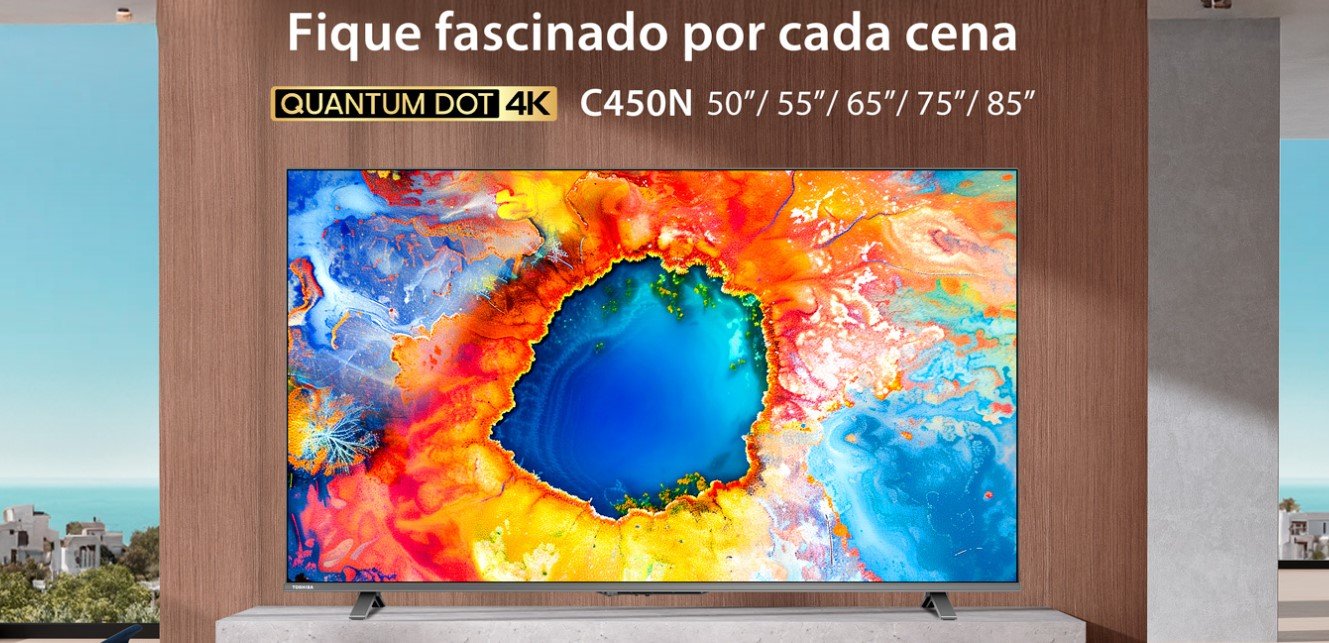 Revisão Completa da TV Toshiba QLED C450N: Uma Opção Acessível e Repleta de Recursos No mercado atual de TVs inteligentes, a Toshiba se destaca por oferecer modelos que combinam tecnologia avançada com preços competitivos. A Toshiba QLED C450N é um exemplo disso, trazendo qualidade de imagem QLED, som imersivo e funcionalidades inteligentes para consumidores que buscam uma experiência de entretenimento premium sem gastar uma fortuna. Neste artigo, vamos explorar em profundidade as especificações, desempenho, design e valor geral desta TV, ajudando você a decidir se ela é uma escolha certa para sua casa. Introdução à Toshiba QLED C450N Lançada como parte da linha C450 da Toshiba, a C450N é uma TV QLED 4K Ultra HD que visa atender tanto entusiastas de filmes quanto jogadores casuais. Disponível em tamanhos que variam de 43 a 85 polegadas (embora as especificidades possam variar por região), ela está equipada com tecnologias modernas como Dolby Vision, Dolby Atmos e o processador Regza Engine 4K, prometendo uma experiência visual e sonora de alta qualidade. Seu sistema operacional VIDAA oferece uma interface simplificada e acesso a uma ampla gama de aplicativos de streaming, tornando-a uma opção possível para diferentes tipos de usuários. Design e Construção A Toshiba C450N apresenta um design elegante e moderno, comum em TVs contemporâneas. Com bordas ultrafinas em três lados, ela maximiza a área de tela, proporcionando uma aparência imersiva e sofisticada. A borda inferior é mais espessa e pode incluir um pequeno queixo onde estão localizados o LED de energia e outros componentes eletrônicos. Alguns modelos possuem um acabamento metálico na borda inferior, o que adiciona um toque de moda. A TV pode ser montada na parede usando suportes VESA ou colocada sobre uma superfície com os suportes plásticos incluídos, que oferecem estabilidade suficiente para uso em móveis. Embora não seja revolucionário, o design é funcional e discreto, integrando-se facilmente a diferentes estilos de decoração. Qualidade de Imagem Tecnologia QLED e Resolução 4K O destaque do Toshiba C450N é seu painel QLED, que utiliza pontos quânticos (Quantum Dots) para melhorar a precisão e a vivacidade dos núcleos em comparação com TVs LED tradicionais. Com uma resolução 4K Ultra HD (3840 x 2160 pixels), a TV oferece imagens nítidas e completas, ideais para assistir filmes, séries ou jogar em alta definição. A tecnologia Quantum Dot permite uma gama de núcleos mais ampla, cobrindo cerca de 90% do espaço DCI-P3, o que resulta em tons vibrantes e realistas. Diferente de muitas TVs acessíveis que exageram na saturação, a C450N entrega núcleos bem equilibrados logo ao sair da caixa, embora ajustes manuais possam ser feitos para maiores precisão. Suporte para HDR A C450N suporta vários formatos HDR, incluindo HDR10, HDR10+ e Dolby Vision. Isso garante um contraste aprimorado, com pretos mais profundos e brancos mais escuros, além de detalhes visíveis em cenas escuras ou claras. A luminosidade padrão é de cerca de 350 nits, o que é decente para sua faixa de preço, embora não alcance os níveis de brilho máximo de modelos mais caros. O contraste nativo, geralmente em torno de 3800:1, é acima da média para TVs QLED econômicas, oferecendo uma experiência visual sólida. Desempenho em Movimentos Com uma taxa de atualização de 60 Hz e suporte a MEMC (Motion Estimation Motion Compensation), o C450N lida bem com cenas de ação rápida, como em esportes ou filmes de alta octanagem. No entanto, para gamers que buscam desempenho de ponta em consoles de última geração, a ausência de uma taxa de 120 Hz pode ser uma limitação, especialmente em jogos que exigem movimentos ultrarrápidos. Qualidade de Som Um Toshiba C450N não decepciona no quesito áudio. Equipada com alto-falantes de 2.0 canais e uma potência de saída de 24W (2x12W), ela oferece som claro e envolvente. O suporte a Dolby Atmos e DTS X eleva a experiência, criando uma sensação de áudio tridimensional que é impressionante para uma TV sem soundbar externa. Há também um subwoofer integrado em alguns modelos, o que melhora os graves e adiciona profundidade ao som. Embora o volume seja suficiente para ambientes médios, em salas maiores ou para entusiastas de áudio, um sistema de som externo pode ser uma boa adição. Ainda assim, pelo preço, o desempenho sonoro é um dos pontos fortes do C450N. Recursos para Jogos A C450N é uma escolha sólida para jogadores casuais, graças a recursos como: ALLM (Auto Low Latency Mode): Reduz o atraso de entrada automaticamente ao detectar um console de jogos. VRR (Variable Refresh Rate): Minimiza rasgos na tela, garantindo uma jogabilidade mais fluida. Modo de Jogo: Otimiza o desempenho para menor latência. Embora não suporte HDMI 2.1 completo ou taxas de atualização superiores a 60 Hz, esses recursos são adequados para consoles como PlayStation 4, Xbox One ou jogos menos exigentes no PS5 e Xbox Series X. Sistema Operacional e Conectividade VIDAA OS A C450N roda o sistema operacional VIDAA da Toshiba, que é leve, intuitivo e rápido. A interface baseada em ícones é fácil de navegar, mesmo para iniciantes, e oferece acesso a aplicativos populares como Netflix, Amazon Prime Video, Disney+ Hotstar e YouTube. Embora não tenha uma vasta biblioteca de aplicativos do Android TV ou Fire OS, o VIDAA cobre o essencial para o mercado brasileiro e internacional. O suporte a assistentes de voz, como Amazon Alexa e VIDAA Voice, permite controlar a TV com comandos simples, como mudar de canal ou ajustar o volume. A integração com Apple AirPlay e HomeKit também é um diferencial para usuários de dispositivos Apple. Opções de conexão A TV vem bem equipada com portas: 3 HDMI (incluindo 1 com eARC) 2 USB Wi-Fi de banda dupla Bluetooth 4.2 Ethernet RJ45 Saída de áudio digital óptica Entrada para fone de ouvido (3,5 mm) Essas opções garantidas para conectar dispositivos como consoles, soundbars, pendrives ou receptores de TV a cabo. Eficiência Energética Com uma classificação energética A+, o Toshiba C450N é projetado para oferecer desempenho de alto nível com consumo de energia moderado (cerca de 100W a 150W, dependendo do tamanho). Isso torna uma escolha sustentável para quem quer economizar na conta de luz sem sacrificar a qualidade. Preço e Disponibilidade A C450N está posicionada como uma TV de ótimo custo-benefício. No Brasil, os preços variam conforme o tamanho da tela e o varejista, mas a linha C450 geralmente começa em cerca de R$ 2.500 para o modelo de 43 polegadas, subindo para cerca de R$ 6.000 ou mais para versões maiores, como a de 65 polegadas. As promoções sazonais podem reduzir ainda mais esses valores, tornando-a altamente competitiva frente a marcas como Samsung e TCL na mesma faixa de preço. Prós e Contras Prós: Qualidade de imagem QLED vibrante e equilibrada Suporte para Dolby Vision e Atmos Áudio imersivo com subwoofer integrado Recursos de jogos úteis (ALLM, VRR) Sistema VIDAA leve e funcional Preço acessível para os recursos oferecidos Contras: Taxa de atualização limitada a 60 Hz Brilho não máximo compete com modelos premium Biblioteca de apps do VIDAA menos extensa que concorrentes como Android TV Comparação com Concorrentes Em relação aos concorrentes como o TCL C655 ou o Samsung Q60D, o Toshiba C450N se destaca pelo preço mais acessível e pelo suporte a Dolby Vision, algo nem sempre presente em TVs QLED econômicas. No entanto, a TCL oferece taxas de atualização de 120 Hz em alguns modelos, o que pode atrair os jogadores mais exigentes. Já a Samsung tem uma interface mais robusta (Tizen), mas um custo geralmente mais alto. Conclusão A Toshiba QLED C450N é uma TV que entrega muito pelo que custa. Com sua qualidade de imagem impressionante, áudio decente e recursos inteligentes, ela é ideal para quem busca uma experiência de entretenimento completa sem comprometer o orçamento. Embora não seja perfeita para gamers hardcore devido à taxa de 60 Hz, ela atende bem às necessidades de famílias, cinéfilos e usuários casuais. Se você procura uma TV QLED acessível que combina desempenho sólido e design elegante, o Toshiba C450N merece estar em sua lista de consideração. Com um equilíbrio raro entre preço e qualidade, ela prova que tecnologia de ponta não precisa ser exclusividade de modelos caros.