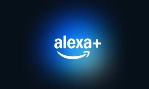 Alexa+: A Nova Geração do Assistente Virtual da Amazon

A Amazon acaba de dar um passo significativo no universo da inteligência artificial com o lançamento da Alexa+ , uma versão aprimorada da sua já conhecida assistente virtual. Anunciada em fevereiro de 2025, a Alexa+ promete revolucionar a forma como interagimos com dispositivos inteligentes, trazendo uma experiência mais fluida, conversacional e personalizada. Neste artigo, exploraremos o que é a Alexa+, suas principais funcionalidades, os diferenciais em relação à versão anterior e como ela pode transformar o dia a dia dos usuários.

O que é Alexa+?

A Alexa+ é a evolução mais recente do assistente virtual da Amazon, projetada para aproveitar o que há de mais avançado em inteligência artificial generativa. Diferente da Alexa tradicional, que já era capaz de executar tarefas como tocar músicas, definir alarmes e controlar dispositivos de casa inteligente, a Alexa+ foi desenvolvida com uma arquitetura de ponta que integra modelos de linguagem de grande escala (LLMs), capacidades de agentes inteligentes e serviços de terceiros. Esse salto tecnológico permite que ela entenda melhor o contexto, o tom de voz e o interesse dos usuários, dando respostas mais naturais e precisas.

A Amazon descreve a Alexa+ como seu 