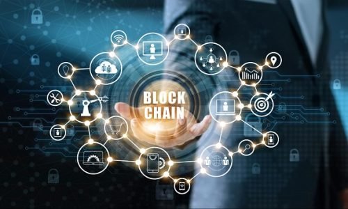 Blockchain: O Futuro da Tecnologia e Suas Aplicações Revolucionárias

A tecnologia blockchain tem revolucionado diversos setores ao redor do mundo, trazendo inovações significativas para a segurança, descentralização e transparência das transações digitais. Embora tenha ganhado notoriedade inicialmente com o Bitcoin e outras criptomoedas, seu potencial vai muito além do setor financeiro. Neste artigo, vamos explorar o que é blockchain, como funciona e suas diversas aplicações no mundo moderno.

O Que é Blockchain?

Blockchain é um sistema de registro distribuído que permite o armazenamento seguro e imutável de informações. Ele consiste em uma cadeia de blocos interligados, onde cada bloco contém um conjunto de transações verificadas e validadas por uma rede descentralizada de computadores.

Diferente dos bancos de dados tradicionais, que dependem de uma entidade central para gerenciar e validar as informações, a blockchain utiliza um sistema peer-to-peer (P2P), onde cada participante da rede tem uma cópia do registro. Isso garante maior segurança e transparência, uma vez que qualquer tentativa de alteração deve ser validada por todos os membros da rede.

Como Funciona a Tecnologia Blockchain?

O funcionamento da blockchain pode ser resumido em quatro etapas principais:

Criação da Transação: Quando uma nova transação é iniciada, ela é transmitida para a rede de computadores conectados.

Verificação: Os nós da rede verificam a validade da transação usando protocolos de consenso, como Proof of Work (PoW) ou Proof of Stake (PoS).

Registro no Bloco: Uma vez validada, a transação é incluída em um novo bloco, junto com outras transações recentes.

Encadeamento de Blocos: O novo bloco é adicionado à cadeia existente de forma criptografada, garantindo que as informações não possam ser alteradas retroativamente.

Essa estrutura garante que a blockchain seja altamente segura e resistente a fraudes, tornando-a uma solução confiável para diversas aplicações.

Principais Aplicações da Blockchain

Embora tenha sido criada inicialmente para suportar criptomoedas, a blockchain encontrou espaço em diversos outros setores, proporcionando soluções inovadoras e eficientes. Confira algumas das principais aplicações dessa tecnologia:

1. Setor Financeiro e Bancário

A blockchain permite transações financeiras mais seguras, rápidas e com menores custos. Bancos e fintechs estão adotando essa tecnologia para processar pagamentos internacionais, eliminar intermediários e reduzir fraudes.

2. Contratos Inteligentes (Smart Contracts)

Os smart contracts são contratos autoexecutáveis que operam na blockchain, eliminando a necessidade de intermediários. Eles são amplamente utilizados em setores como imobiliário, seguros e propriedade intelectual.

3. Supply Chain e Logística

A rastreabilidade é um dos grandes desafios da cadeia de suprimentos. Com a blockchain, empresas podem monitorar o percurso dos produtos em tempo real, garantindo autenticidade e prevenindo falsificações.

4. Saúde

No setor de saúde, a blockchain melhora a segurança dos dados médicos, permitindo que pacientes e profissionais tenham acesso seguro e compartilhado ao histórico clínico.

5. Voto Eletrônico

A votação digital baseada em blockchain aumenta a segurança e transparência dos processos eleitorais, reduzindo fraudes e garantindo a confiabilidade dos resultados.

6. Identidade Digital

A blockchain possibilita a criação de identidades digitais seguras, eliminando fraudes e proporcionando maior controle sobre informações pessoais.

7. Entretenimento e Direitos Autorais

Artistas e criadores de conteúdo podem usar blockchain para proteger direitos autorais e garantir remuneração justa pelo uso de suas obras.

Desafios da Adoção da Blockchain

Apesar das vantagens, a adoção em larga escala da blockchain ainda enfrenta desafios. Entre os principais, destacam-se:

Escalabilidade: As redes blockchain podem enfrentar problemas de desempenho conforme o número de transações aumenta.

Regulamentação: Ainda há incertezas quanto à regulamentação da tecnologia em muitos países.

Consumo Energético: O modelo de Proof of Work (PoW), utilizado por algumas blockchain, consome grande quantidade de energia.

Complexidade de Implementação: Empresas precisam de investimentos e conhecimento especializado para integrar blockchain em seus sistemas.

O Futuro da Blockchain

A tecnologia blockchain continua evoluindo e se adaptando às necessidades do mercado. Algumas tendências para o futuro incluem:

Desenvolvimento de blockchain mais sustentáveis, como as baseadas em Proof of Stake (PoS), que consomem menos energia.

Integração com Inteligência Artificial (IA) para otimizar contratos inteligentes e análises de dados.

Adoção crescente no setor público para registro de documentos, identidades e outros serviços governamentais.

Criação de moedas digitais de bancos centrais (CBDCs), que podem modernizar o sistema financeiro global.

Conclusão

A blockchain é uma das inovações tecnológicas mais promissoras da atualidade, oferecendo segurança, transparência e descentralização para diversos setores. Apesar dos desafios, seu potencial de transformação é imenso, e à medida que novas soluções são desenvolvidas, sua adoção tende a crescer exponencialmente.

Empresas, governos e indivíduos devem estar atentos às oportunidades que essa tecnologia pode proporcionar, pois o futuro da blockchain está apenas começando.