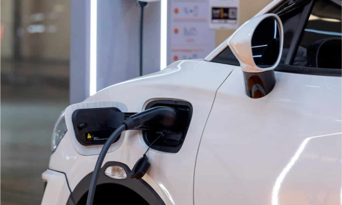 Os carros elétricos estão transformando o setor automotivo, oferecendo uma alternativa ecológica e eficiente aos veículos tradicionais. Com avanços tecnológicos e maior preocupação ambiental, o mercado de veículos elétricos não para de crescer. Neste post, exploraremos os principais benefícios, desafios e o futuro dessa tecnologia.

O que é um Carro Elétrico?

Um carro elétrico é movido por um motor elétrico alimentado por baterias recarregáveis, substituindo o uso de combustíveis fósseis. Esses veículos oferecem uma experiência silenciosa, eficiente e com zero emissões de poluentes durante a condução.

Principais Benefícios dos Carros Elétricos

1. Sustentabilidade Ambiental

Carros elétricos ajudam a reduzir a pegada de carbono, diminuindo a emissão de gases do efeito estufa e a poluição do ar.

2. Economia a Longo Prazo

Embora o custo inicial possa ser mais alto, os veículos elétricos têm custos operacionais mais baixos, devido à economia em combustível e manutenção.

3. Inovação Tecnológica

Esses veículos são equipados com tecnologias de ponta, como sistemas de assistência ao motorista e conectividade inteligente.

Desafios dos Carros Elétricos

Apesar de suas vantagens, existem desafios que precisam ser superados:

Infraestrutura de Recarga: A disponibilidade de estações de recarga ainda é limitada em algumas regiões.

Custo Inicial Elevado: As baterias representam uma parte significativa do preço do veículo.

Autonomia: Embora esteja melhorando, a autonomia dos carros elétricos ainda é uma preocupação para muitos consumidores.

O Futuro dos Carros Elétricos

O mercado de carros elétricos está em plena expansão. Com avanços em tecnologias de baterias e maior investimento em infraestrutura, espera-se que esses veículos se tornem mais acessíveis e populares. Além disso, governos ao redor do mundo estão oferecendo incentivos para estimular a adoção dessa tecnologia.

Como Escolher um Carro Elétrico?

Autonomia: Verifique a distância que o veículo pode percorrer com uma carga completa.

Infraestrutura Local: Certifique-se de que há estações de recarga na sua região.

Custo-Benefício: Considere o preço inicial e as economias a longo prazo.

Conclusão

Os carros elétricos representam um passo importante rumo a um futuro mais sustentável. Com benefícios significativos para o meio ambiente e o consumidor, esses veículos estão moldando a mobilidade do futuro. Esteja preparado para fazer parte dessa revolução!