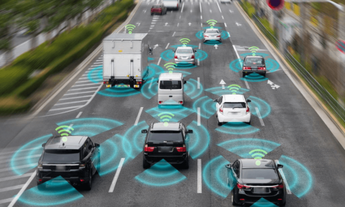 Carros Autônomos e Mobilidade Sustentável: A Revolução em Movimento

A indústria automotiva está atravessando uma revolução sem precedentes. Combinando avanços tecnológicos, preocupações ambientais e mudanças na forma como as pessoas percebem a mobilidade, os carros autônomos e as soluções sustentáveis estão emergindo como protagonistas dessa nova era. Em 2025, essas tecnologias não só prometem transformar nossas cidades e nosso estilo de vida, mas também se tornam indispensáveis para um futuro mais limpo e eficiente. Vamos explorar como essas inovações estão moldando o mundo.

O que são carros autônomos e como eles funcionam?

Carros autônomos, também conhecidos como veículos autônomos ou automáticos, são aqueles que podem operar sem a necessidade de um motorista humano. Eles utilizam uma combinação de sensores, câmeras, radares e algoritmos de inteligência artificial para navegar, tomar decisões em tempo real e evitar acidentes.

Atualmente, os carros autônomos são classificados em diferentes níveis de automação, que vão de 0 a 5:

Nível 0: Sem automação – o motorista controla tudo.

Nível 1: Assistência parcial, como controle de cruzeiro adaptativo.

Nível 2: Automação parcial – o veículo pode controlar direção e aceleração, mas o motorista deve estar atento.

Nível 3: Automação condicional – o carro pode operar sozinho em determinadas condições, mas exige intervenção humana.

Nível 4: Alta automação – o veículo é totalmente autônomo em áreas ou situações específicas.

Nível 5: Total automação – sem necessidade de motorista humano em qualquer situação.

Em 2025, empresas como Tesla, Waymo e Baidu estão liderando o desenvolvimento de veículos Nível 4 e 5, prometendo transformar o transporte como o conhecemos.

Os benefícios dos carros autônomos

1. Redução de acidentes de trânsito

Estatísticas globais mostram que mais de 90% dos acidentes de trânsito são causados por erro humano. Carros autônomos eliminam fatores como distração, cansaço e imprudência, tornando as vias mais seguras.

2. Eficiência no tráfego

Veículos autônomos podem se comunicar entre si e com infraestruturas inteligentes para otimizar rotas, reduzir congestionamentos e economizar tempo. Rodovias inteligentes, equipadas com sensores e conectividade 5G, estão desempenhando um papel crucial nesse processo.

3. Inclusão social

Para pessoas com deficiências físicas ou idosos, os carros autônomos oferecem independência e acessibilidade sem precedentes.

4. Economia compartilhada

Modelos de car-sharing e ride-sharing baseados em veículos autônomos estão ganhando popularidade, reduzindo a necessidade de possuir um carro e promovendo uma utilização mais eficiente dos recursos.

Mobilidade Sustentável: Um Caminho Necessário

A sustentabilidade tornou-se uma prioridade global, e o setor de transporte desempenha um papel vital nesse cenário. Em 2025, iniciativas voltadas para a mobilidade sustentável estão sendo aceleradas por três grandes pilares:

1. Veículos elétricos (EVs)

Os carros elétricos estão substituindo rapidamente os veículos movidos a combustíveis fósseis. Avanços nas baterias de íon-lítio e de estado sólido estão proporcionando:

Maior autonomia: Veículos elétricos em 2025 podem percorrer mais de 700 km com uma única carga.

Carregamento rápido: Estão sendo implementadas tecnologias que permitem carregar baterias em menos de 10 minutos.

Eficiência energética: Veículos EVs são mais eficientes em termos de consumo de energia, reduzindo as emissões de gases de efeito estufa.

2. Infraestruturas verdes

Cidades ao redor do mundo estão investindo em soluções urbanas sustentáveis, como:

Estações de recarga com energia renovável: Redes de carregamento que utilizam energia solar e eólica.

Ciclovias e transportes públicos elétricos: Incentivos para o uso de modais mais sustentáveis e a redução da dependência de carros.

Rodovias inteligentes: Infraestruturas que monitoram o tráfego em tempo real e ajudam a evitar congestionamentos.

3. Economia circular no transporte

Empresas estão adotando estratégias de economia circular, reaproveitando materiais de baterias antigas e reciclando componentes para fabricar novos veículos.

Desafios e Considerações

Embora os benefícios sejam muitos, há desafios que precisam ser superados para que os carros autônomos e a mobilidade sustentável atinjam seu potencial máximo:

1. Regulamentação e segurança

Governos ainda estão trabalhando para estabelecer regulamentações claras sobre a operação de carros autônomos. Questões legais sobre responsabilidade em caso de acidentes também precisam ser resolvidas.

2. Infraestrutura adequada

A transição para um ecossistema de mobilidade conectada e elétrica requer investimentos significativos em infraestrutura, especialmente em países em desenvolvimento.

3. Custo inicial

Embora o custo de veículos elétricos e autônomos esteja diminuindo, eles ainda representam um investimento considerável para muitos consumidores.

4. Privacidade e segurança de dados

Com a integração de tecnologias como IoT e 5G, a segurança cibernética torna-se uma prioridade para evitar ataques e proteger dados pessoais.

O futuro da mobilidade

O futuro da mobilidade está cada vez mais próximo e alinhado com soluções sustentáveis. Em um cenário ideal, veremos cidades mais limpas, seguras e conectadas, onde o transporte é eficiente e acessível para todos.

Carros autônomos e mobilidade sustentável não são apenas uma tendência, mas uma necessidade. Eles representam a convergência entre inovação tecnológica e responsabilidade ambiental, mostrando que é possível aliar progresso econômico e sustentabilidade.

Para um blog de tecnologia, como o TechSpotlight, explorar esses tópicos é essencial para informar e criar uma audiência que busca entender e participar desse novo capítulo da mobilidade. Se o futuro está em movimento, agora é a hora de embarcar nessa jornada.
