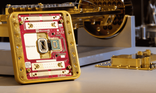 O Chip Majorana 1 da Microsoft: Uma Revolução na Computação Quântica

No dia 19 de fevereiro de 2025, a Microsoft anunciou um marco histórico na área da computação quântica: o lançamento do Majorana 1, seu primeiro chip quântico baseado em uma arquitetura inovadora chamada “Topological Core” (Núcleo Topológico). Após quase duas décadas de pesquisa, a empresa apresentou esse avanço como um passo significativo para tornar os computadores quânticos uma realidade prática, capaz de resolver problemas complexos em escala industrial em anos, não décadas. Este artigo explora em profundidade o que é o Majorana 1, como ele funciona, suas implicações para a tecnologia e o que esse desenvolvimento pode significar para o futuro.

O Contexto da Computação Quântica

Antes de nos aprofundarmos nos detalhes de Majorana 1, é essencial entender o que diferencia a computação quântica da computação tradicional. Na computação clássica, usada em dispositivos como smartphones e laptops, a informação é processada em bits, que representam 0 ou 1. Já na computação quântica, os bits quânticos, ou 