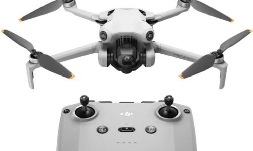 DJI Mini 4 Pro: O Drone Compacto que Revoluciona a Captação de Imagens

Os drones da série Mini da DJI sempre foram sinônimo de praticidade e alta performance em um formato compacto. O mais recente lançamento da linha, o DJI Mini 4 Pro, eleva ainda mais esse padrão, oferecendo recursos avançados que impressionam tanto entusiastas quanto profissionais de fotografia e vídeos aéreos.

Neste artigo, vamos explorar em detalhes todas as características do DJI Mini 4 Pro, desde design e especificações técnicas até os novos recursos que o tornam um dos melhores drones compactos do mercado.

Design Compacto e Portabilidade

O DJI Mini 4 Pro segue a tradição da linha Mini, com um design ultracompacto e leve. Pesando apenas 249 gramas, ele se enquadra na categoria de drones que dispensam registro em diversos países, incluindo os Estados Unidos e o Brasil. Essa portabilidade o torna ideal para viajantes, criadores de conteúdo e entusiastas que precisam de um drone fácil de transportar.

A construção robusta, combinada com materiais de alta qualidade, garante resistência e durabilidade. O design dobrável permite que ele caiba em mochilas e bolsas pequenas, facilitando o transporte sem comprometer o desempenho.

Câmera de Alta Performance

O grande destaque do DJI Mini 4 Pro é a sua câmera, que foi significativamente aprimorada em comparação com a geração anterior. Aqui estão os principais pontos:

Sensor CMOS de 1/1.3 polegada: Este sensor é capaz de capturar imagens com resoluções de até 48 MP, oferecendo níveis excepcionais de detalhe e nitidez.

Vídeos em 4K HDR: O Mini 4 Pro grava vídeos em 4K a 60 fps, com suporte a HDR, garantindo cores vibrantes e excelente contraste, mesmo em condições de luz desafiadoras.

Zoom Digital: O drone permite até 4x de zoom digital, facilitando capturas detalhadas sem precisar voar muito próximo do objeto.

Abertura f/1.7: Essa abertura ampla permite maior entrada de luz, resultando em imagens de alta qualidade mesmo em ambientes com pouca iluminação.

Estabilização Gimbal de 3 Eixos: O gimbal integrado garante que as gravações permaneçam estáveis, mesmo em situações de vento moderado.

Recursos Avançados de Voo

O DJI Mini 4 Pro não é apenas uma câmera voadora; ele também é equipado com tecnologias de ponta que tornam o voo mais seguro e eficiente. Veja alguns dos recursos mais notáveis:

Detecção Obstáculos em 360°: Um dos grandes avanços nesta versão é a inclusão de sensores omnidirecionais, que permitem a detecção de obstáculos em todas as direções. Isso reduz significativamente o risco de colisões e oferece mais confiança durante o voo.

APAS 5.0 (Advanced Pilot Assistance Systems): Este sistema ajuda o drone a desviar automaticamente de obstáculos, mantendo um voo suave e seguro, mesmo em ambientes complexos.

Tempo de Voo Aprimorado: Com uma autonomia de até 34 minutos, o DJI Mini 4 Pro permite voos mais longos sem a necessidade de trocas frequentes de bateria. Esse tempo pode variar dependendo das condições de vento e do estilo de voo.

Modos Inteligentes de Voo: O drone vem equipado com diversos modos que facilitam a captura de conteúdo:

ActiveTrack 5.0: O drone pode seguir alvos em movimento de forma precisa e suave.

Waypoints: Planeje rotas de voo antecipadamente para capturas mais criativas.

QuickShots: Modos automáticos, como Dronie, Helix e Rocket, que capturam vídeos cinematográficos com um simples toque.

Hyperlapse: Permite criar timelapses dinâmicos e fluidos diretamente do drone.

Conectividade e Controle

O DJI Mini 4 Pro oferece uma experiência de controle intuitiva e responsiva. Ele é compatível com o controle remoto DJI RC-N2 e o DJI RC2, que oferecem:

Transmissão OcuSync 4.0: Garante conexão estável e transmissão de vídeo em HD a at20 km de distância (em condições ideais).

Tela Integrada (DJI RC2): Para uma experiência de voo ainda mais conveniente, o controle com tela integrada elimina a necessidade de usar um smartphone.

A conexão é rápida e confiável, permitindo que o piloto tenha controle total do drone, mesmo em distâncias maiores ou ambientes desafiadores.

Bateria e Carregamento

A autonomia da bateria é um dos fatores mais importantes para qualquer piloto de drone, e o DJI Mini 4 Pro não decepciona. Equipado com uma bateria Intelligent Flight Battery, ele oferece:

Até 34 minutos de voo com a bateria padrão.

Carregamento rápido via USB-C, permitindo recarregar o drone de maneira prática em qualquer lugar.

Opção de Bateria Plus (vendida separadamente): Aumenta o tempo de voo para at45 minutos, ideal para projetos mais longos.

Benefícios para Criadores de Conteúdo

O DJI Mini 4 Pro é uma ferramenta poderosa para criadores de conteúdo que desejam elevar o nível de suas produções. Seja para gravações de viagens, projetos profissionais ou simplesmente por hobby, ele oferece:

Imagens e vídeos de alta qualidade, com cores vibrantes e estabilização profissional.

Portabilidade, facilitando a captura de conteúdo em qualquer lugar.

Modos automáticos, que simplificam o processo de gravação, mesmo para iniciantes.

Preço e Disponibilidade

O DJI Mini 4 Pro está disponível globalmente, com preços a partir de US$ 759 para o pacote básico (com controle RC-N2). Já o pacote Fly More Combo, que inclui baterias extras, hub de carregamento e outros acessórios, custa em média US$ 959.

No Brasil, o drone pode ser encontrado em lojas especializadas e varejistas online, com preços que variam de acordo com os impostos e taxas locais.

Conclusão

O DJI Mini 4 Pro é a escolha perfeita para quem procura um drone compacto sem abrir mão de recursos avançados. Sua combinação de design leve, câmera de alta performance, autonomia de bateria e modos inteligentes de voo o torna uma ferramenta indispensável para capturar imagens e vídeos impressionantes.

Seja você um piloto experiente ou um iniciante no mundo dos drones, o Mini 4 Pro oferece uma experiência intuitiva e de alto nível. Com ele, suas possibilidades criativas são praticamente ilimitadas.