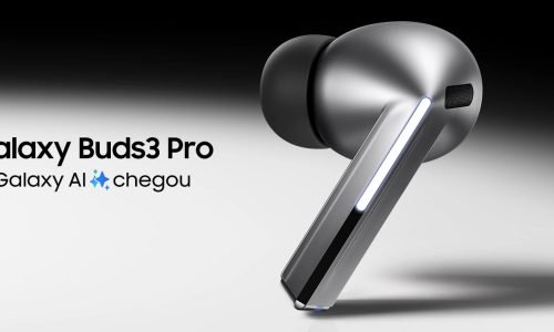 Galaxy Buds3 Pro: A Nova Referência em Fones de Ouvido Sem Fio

A cada novo lançamento, a Samsung reafirma seu compromisso com a inovação e a qualidade, e os Galaxy Buds3 Pro não são exceção. Lançados em 2024, esses fones de ouvido sem fio representam o que há de mais avançado em tecnologia de áudio, prometendo uma experiência auditiva incomparável. Neste artigo, vamos explorar todos os aspectos dos Galaxy Buds3 Pro, desde o design e a qualidade do som até os recursos de inteligência artificial e conectividade. Prepare-se para descobrir por que esses fones de ouvido são a nova referência no mercado.

Design e Construção

Os Galaxy Buds3 Pro foram projetados com um foco claro na ergonomia e na estética. O design moderno e elegante é complementado por hastes angulares que se destacam dos modelos anteriores, proporcionando um ajuste confortável e seguro. Disponíveis nas cores branca e prata, esses fones de ouvido têm uma aparência sofisticada que se adapta a qualquer estilo.

A construção dos Buds3 Pro é robusta, com materiais de alta qualidade que garantem durabilidade. O estojo de carregamento também merece destaque, com uma tampa translúcida que permite ver se os fones estão armazenados sem precisar abri-lo. A porta USB-C facilita o carregamento, e o botão de emparelhamento é intuitivo e de fácil acesso.

Qualidade de Som

Quando se trata de qualidade de som, os Galaxy Buds3 Pro não decepcionam. Equipados com drivers duplos, esses fones proporcionam uma experiência auditiva rica e imersiva. Os graves são profundos e impactantes, enquanto os médios e agudos são claros e detalhados. Essa combinação resulta em um som equilibrado que permite apreciar todos os gêneros musicais com a máxima fidelidade.

Além disso, os Buds3 Pro suportam áudio em qualidade UHQ e streaming Hi-Fi de 24 bits, o que eleva a qualidade do som a um novo patamar. Seja ouvindo música, assistindo a vídeos ou participando de chamadas, a qualidade do áudio é sempre excepcional.

Cancelamento de Ruído Ativo (ANC)

Um dos recursos mais esperados nos Galaxy Buds3 Pro é o cancelamento de ruído ativo (ANC). A Samsung aprimorou essa tecnologia, oferecendo um ANC adaptativo que se ajusta automaticamente ao ambiente. Isso significa que, independentemente de onde você estiver, os fones conseguem bloquear de maneira eficaz os ruídos externos, proporcionando uma experiência auditiva tranquila e imersiva.

O ANC é particularmente útil em ambientes barulhentos, como transporte público ou escritórios movimentados. Com os Buds3 Pro, você pode se concentrar totalmente no que está ouvindo, sem distrações indesejadas.

Inteligência Artificial e Galaxy AI

A inteligência artificial desempenha um papel crucial nos Galaxy Buds3 Pro. Integrados ao sistema Galaxy AI da Samsung, esses fones de ouvido são capazes de aprender com o comportamento do usuário e oferecer recomendações personalizadas. Por exemplo, os Buds3 Pro podem ajustar automaticamente as configurações de equalização com base no tipo de conteúdo que você está ouvindo, proporcionando uma experiência auditiva otimizada.

Além disso, a integração com assistentes virtuais como Bixby, Google Assistant e Alexa torna a experiência ainda mais conveniente. Com comandos de voz, você pode controlar a reprodução de música, ajustar o volume, receber informações e muito mais, tudo sem precisar tocar nos fones.

Conforto e Proteção

Os Galaxy Buds3 Pro foram projetados para oferecer o máximo de conforto, mesmo durante longos períodos de uso. Eles vêm com ponteiras de silicone em diferentes tamanhos, garantindo um ajuste perfeito para qualquer tipo de orelha. Esse ajuste personalizado não só aumenta o conforto, mas também melhora o isolamento acústico, potencializando a eficácia do ANC.

Além disso, os Buds3 Pro possuem certificação IP57, o que significa que são resistentes à poeira e à água. Isso os torna ideais para atividades físicas e uso em condições climáticas adversas. Você pode usá-los na academia, durante uma corrida ou mesmo em um dia chuvoso, sem se preocupar com danos.

Conectividade e Bateria

A conectividade é um dos pontos fortes dos Galaxy Buds3 Pro. Utilizando a tecnologia Bluetooth 5.4, esses fones oferecem um alcance de conexão impressionante e uma estabilidade superior. Isso garante que você possa se mover livremente sem perder a qualidade da conexão, mesmo a uma distância considerável do dispositivo emparelhado.

A duração da bateria também é impressionante. Com uma única carga, os Buds3 Pro oferecem até 8 horas de reprodução contínua, e o estojo de carregamento estende esse tempo para até 28 horas. Além disso, o carregamento rápido permite que você obtenha uma hora de reprodução com apenas 10 minutos de carregamento, garantindo que você nunca fique sem música por muito tempo.

Funcionalidades Adicionais

Os Galaxy Buds3 Pro vêm com uma série de funcionalidades adicionais que os tornam ainda mais atraentes. Entre elas, destacam-se:

Modo Ambiente: Permite que você ouça sons do ambiente ao seu redor, sem precisar remover os fones. Isso é útil para situações em que você precisa estar atento ao ambiente, como ao atravessar a rua ou conversar com alguém.

Controles de Toque Personalizáveis: Os fones possuem controles de toque sensíveis que podem ser personalizados através do aplicativo Galaxy Wearable. Você pode configurar os toques para controlar a reprodução de música, atender chamadas, ativar o ANC e muito mais.

Detecção de Uso: Os Buds3 Pro são equipados com sensores que detectam quando você está usando os fones. Eles pausam automaticamente a reprodução quando você remove um dos fones e retomam quando você os coloca de volta, garantindo uma experiência de uso contínua e intuitiva.

Compatibilidade Ampla: Embora sejam otimizados para dispositivos Samsung, os Buds3 Pro são compatíveis com qualquer dispositivo que suporte Bluetooth, incluindo smartphones, tablets, computadores e até mesmo smart TVs.

Conclusão

Os Galaxy Buds3 Pro são um verdadeiro avanço na tecnologia de fones de ouvido sem fio. Com um design elegante e confortável, qualidade de som superior, cancelamento de ruído ativo eficiente e uma série de funcionalidades inteligentes, esses fones proporcionam uma experiência auditiva incomparável. Seja para uso diário, atividades físicas ou trabalho, os Buds3 Pro se destacam como uma das melhores opções disponíveis no mercado.

No Techspotlight.org, acreditamos que a tecnologia tem o poder de transformar vidas, e os Galaxy Buds3 Pro são um excelente exemplo disso. Se você está em busca de fones de ouvido que ofereçam desempenho excepcional e inovação, não procure mais. Os Galaxy Buds3 Pro são a escolha certa para você.