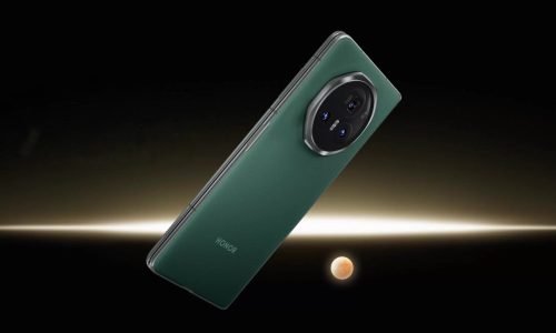 Honor Magic V3: O Futuro dos Smartphones Dobráveis

Nos últimos anos, os smartphones dobráveis deixaram de ser uma promessa futurista para se tornarem uma realidade consolidada no mercado de tecnologia. Entre as marcas que mais têm inovado nesse segmento, a Honor se destaca, e seu mais recente lançamento, o Honor Magic V3, promete redefinir o conceito de dispositivos dobráveis. Neste artigo, vamos explorar todas as novidades, especificações, design, desempenho e diferenciais deste novo smartphone.

Design e Construção

O Honor Magic V3 mantém a proposta premium que já é característica da marca, mas agora com um design ainda mais refinado e leve. Com um corpo ultrafino e uma dobradiça aprimorada, o dispositivo proporciona uma experiência mais ergonômica, reduzindo o espaço entre as telas quando fechado e garantindo maior durabilidade ao mecanismo de dobra.

O material utilizado na construção do Magic V3 combina alumínio de alta resistência e vidro ultrafino flexível, tornando o aparelho mais robusto sem comprometer a elegância. Além disso, a Honor trouxe melhorias significativas na resistência contra poeira e respingos de água, aumentando a durabilidade do dispositivo no dia a dia.

Tela e Experiência Visual

A tela é um dos pontos mais impressionantes do Honor Magic V3. O dispositivo conta com um painel OLED flexível de 7,9 polegadas quando aberto, oferecendo uma resolução QHD+ e taxa de atualização de 120 Hz, garantindo imagens fluidas e vibrantes. Quando dobrado, a tela externa de 6,5 polegadas também mantém uma ótima qualidade, permitindo uma navegação confortável mesmo no modo compacto.

A Honor aprimorou a tecnologia de dobra para minimizar marcas na tela interna, proporcionando uma experiência quase sem interrupções na visualização de conteúdos. Além disso, a calibração de cores avançada e o suporte para HDR10+ garantem uma reprodução de imagens de altíssima qualidade, ideal para quem consome vídeos, jogos e outras mídias.

Desempenho e Hardware

No coração do Honor Magic V3, encontramos o poderoso processador Snapdragon 8 Gen 3, aliado a até 16 GB de RAM e armazenamento interno de até 1 TB. Essa combinação torna o dispositivo extremamente ágil para multitarefas, garantindo que mesmo os aplicativos mais exigentes rodem sem problemas.

Outro ponto de destaque é a eficiência energética. Graças à tecnologia de otimização do consumo, o Honor Magic V3 consegue equilibrar potência e autonomia, reduzindo o gasto de energia em tarefas simples e proporcionando um melhor aproveitamento da bateria.

Câmeras e Fotografia

A Honor não economizou nos sensores fotográficos do Magic V3. O conjunto de câmeras traseiras inclui:

Sensor principal de 50 MP com estabilização óptica, garantindo fotos nítidas e detalhadas.

Lente ultra-wide de 48 MP, ideal para capturar paisagens e grupos de pessoas com maior amplitude.

Lente periscópio telefoto de 64 MP com zoom óptico de até 5x, permitindo capturas à distância com qualidade impressionante.

Na parte frontal, a câmera de 32 MP é otimizada para selfies e videochamadas, trazendo melhorias no processamento de imagem e algoritmos de IA para aperfeiçoamento facial. Além disso, o modo noturno avançado e a gravação em 8K tornam o Honor Magic V3 um dos melhores smartphones dobráveis para entusiastas da fotografia.

Bateria e Carregamento

A autonomia da bateria sempre foi um desafio para smartphones dobráveis, mas a Honor conseguiu oferecer uma solução eficiente. O Magic V3 vem equipado com uma bateria de 5000 mAh, garantindo um dia inteiro de uso moderado a intenso.

O carregamento rápido de 100W permite recarregar o dispositivo em menos de 40 minutos, enquanto o suporte ao carregamento sem fio de 50W traz mais comodidade para os usuários que preferem evitar fios. Além disso, há compatibilidade com carregamento reverso, o que permite usar o smartphone como uma espécie de power bank para outros dispositivos.

Software e Recursos Exclusivos

Rodando a interface MagicOS 8 baseada no Android 14, o Honor Magic V3 traz uma experiência otimizada para dispositivos dobráveis. A interface foi redesenhada para aproveitar melhor o espaço da tela grande, permitindo multitarefas eficientes com janelas flutuantes e modo dividido.

Entre os recursos mais interessantes estão:

Modo Multitarefa Avançado: A possibilidade de abrir até três aplicativos simultaneamente na tela interna.

Continuidade de Aplicativos: Apps iniciados na tela externa se adaptam automaticamente ao serem abertos na tela interna.

Gestos Inteligentes: Comandos otimizados para navegação sem precisar tocar na tela.

A conectividade também é um destaque, com suporte para 5G, Wi-Fi 7, Bluetooth 5.3 e NFC, garantindo compatibilidade com as tecnologias mais recentes.

Comparação com Concorrentes

O Honor Magic V3 chega para competir diretamente com modelos como o Samsung Galaxy Z Fold 5 e o Google Pixel Fold. Em relação ao Z Fold 5, o modelo da Honor se destaca pela tela interna com menos vincos e uma construção mais leve. Já quando comparado ao Pixel Fold, o Magic V3 apresenta um conjunto de câmeras mais avançado e um design mais fino e ergonômico.

Conclusão: Vale a Pena Comprar o Honor Magic V3?

O Honor Magic V3 representa um grande avanço na categoria de smartphones dobráveis, trazendo um design refinado, hardware poderoso e uma experiência de usuário bem otimizada. Para quem busca um dispositivo premium com uma tela expansível e alto desempenho, ele se mostra uma excelente opção.

Se você deseja um smartphone inovador, com recursos de ponta e pronto para o futuro, o Honor Magic V3 é, sem dúvida, uma escolha acertada. Com sua combinação de potência, versatilidade e design sofisticado, ele reafirma a posição da Honor como uma das marcas mais promissoras no mercado de tecnologia móvel.