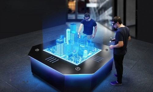 A tecnologia de holograma é uma área fascinante e emergente que tem o potencial de revolucionar muitos aspectos da nossa vida cotidiana. Neste artigo, exploraremos o que são hologramas, como funcionam e as diversas aplicações dessa tecnologia em diferentes setores. Além disso, discutiremos o impacto da holografia em nosso meio e como ela está moldando o futuro.

O que são Hologramas?

Hologramas são representações tridimensionais de objetos que podem ser vistas sem a necessidade de óculos especiais. Diferentemente das imagens 3D tradicionais, que exigem óculos ou outros dispositivos, os hologramas podem ser visualizados a olho nu. Essa tecnologia utiliza a interferência de luzes de laser para criar imagens que parecem flutuar no espaço e podem ser vistas de diferentes ângulos.

Como Funcionam os Hologramas?

A criação de um holograma envolve três etapas principais:

Registro da imagem: Um feixe de laser é dividido em dois – o feixe de referência e o feixe objeto. O feixe de referência ilumina a superfície de gravação, enquanto o feixe objeto ilumina o objeto a ser holografado. A luz refletida do objeto interfere com o feixe de referência na superfície de gravação, criando um padrão de interferência.

Processamento: O padrão de interferência é registrado em um material fotosensível, como uma placa fotográfica ou um filme.

Reprodução: Quando o holograma é iluminado com um feixe de laser semelhante ao feixe de referência original, o padrão de interferência difrata a luz para recriar a imagem tridimensional do objeto.

Aplicações da Tecnologia de Holograma

Educação

Uma das áreas mais promissoras para a aplicação de hologramas é a educação. Hologramas podem transformar a forma como os alunos aprendem, tornando o ensino mais interativo e envolvente. Imagine uma aula de biologia onde os alunos podem visualizar um coração humano em 3D, observando cada detalhe anatômico em tempo real. Isso facilita a compreensão de conceitos complexos e aumenta o engajamento dos estudantes.

Saúde

Na área da saúde, os hologramas têm o potencial de revolucionar o treinamento médico e o planejamento cirúrgico. Médicos podem usar hologramas para visualizar órgãos em 3D antes de realizar cirurgias, permitindo um planejamento mais preciso e reduzindo os riscos. Além disso, hologramas podem ser usados em terapias de reabilitação, ajudando pacientes a recuperar habilidades motoras e cognitivas.

Entretenimento

A indústria do entretenimento tem sido uma das primeiras a adotar a tecnologia de holograma. Concertos ao vivo e shows utilizam hologramas para criar experiências visuais impressionantes. Um exemplo famoso é a 