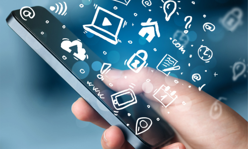 Os smartphones se tornaram ferramentas indispensáveis no mundo moderno. Mais do que dispositivos para comunicação, eles são hoje centrais de produtividade, entretenimento e conexão social. Neste post, vamos explorar a importância dos smartphones, suas funcionalidades e como eles impactam nossas rotinas.

O que é um Smartphone?

Um smartphone é um dispositivo móvel que combina funcionalidades de telefone com recursos de computador. Equipados com sistemas operacionais avançados, eles permitem acesso à internet, aplicativos e diversas ferramentas que facilitam o dia a dia.

Principais Funções e Benefícios dos Smartphones

1. Comunicação Instantânea

Com os smartphones, podemos nos conectar com qualquer pessoa em questão de segundos, seja por chamadas, mensagens ou videochamadas.

2. Produtividade no Bolso

Esses dispositivos permitem gerenciar e-mails, editar documentos e participar de reuniões online, tornando-se ferramentas essenciais para trabalho remoto e estudos.

3. Entretenimento Sempre Disponível

Streaming de vídeos, jogos e acesso às redes sociais são apenas algumas das opções de lazer que os smartphones oferecem.

4. Acesso à Informação

Com acesso à internet, temos o mundo na palma da mão. Os smartphones nos ajudam a buscar informações rapidamente, desde notícias até dicas de saúde.

5. Organização Pessoal

Com calendários, lembretes e aplicativos de notas, os smartphones ajudam a manter nossa rotina organizada.

Impactos dos Smartphones na Sociedade

Os smartphones revolucionaram a maneira como vivemos e trabalhamos, mas também trazem desafios:

Dependência Digital: O uso excessivo pode levar a problemas como ansiedade e desconexão social.

Segurança: A exposição de dados pessoais requer cuidado redobrado.

Dicas para o Uso Consciente do Smartphone

Estabeleça Limites: Defina horários para usar o dispositivo e evite distrações em momentos importantes.

Use Apps de Forma Eficiente: Explore aplicativos que ajudam a melhorar a produtividade e o bem-estar.

Proteja Seus Dados: Use senhas seguras e ative a verificação em duas etapas para proteger suas informações.

Conclusão

Os smartphones são uma extensão de nossas vidas, oferecendo soluções práticas e acessíveis para desafios do cotidiano. No entanto, é essencial usá-los com consciência para equilibrar os benefícios com os possíveis impactos negativos.