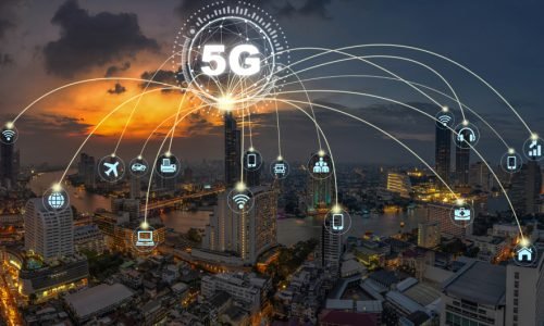 Internet 5G: Tudo o Que Você Precisa Saber Sobre a Revolução da Conectividade

A internet 5G é uma das inovações tecnológicas mais esperadas dos últimos anos. Ela promete transformar a maneira como nos conectamos à internet, oferecendo velocidades ultrarrápidas, menor latência e maior capacidade de conexão simultânea. Mas o que realmente é o 5G, como ele funciona e quais são seus impactos na sociedade?

Neste artigo, vamos explorar tudo sobre a tecnologia 5G, seus benefícios, desafios e o que esperar dessa revolução na conectividade.

O Que é o 5G?

O 5G é a quinta geração das redes móveis, sucedendo as tecnologias anteriores, como o 4G LTE. Seu principal objetivo é oferecer uma conexão mais rápida, eficiente e confiável, permitindo que mais dispositivos estejam conectados simultaneamente sem perda de qualidade.

As redes 5G utilizam ondas de rádio de frequência mais alta para transmitir dados a velocidades extremamente altas. Isso possibilita a conexão de bilhões de dispositivos, desde smartphones até carros autônomos, casas inteligentes e aplicações industriais.

Como Funciona a Tecnologia 5G?

A tecnologia 5G opera em três tipos de espectro de frequência:

Baixa Frequência (Sub-1 GHz): Proporciona maior cobertura e penetração de sinal, mas com velocidades limitadas.

Média Frequência (1 GHz - 6 GHz): Oferece um equilíbrio entre velocidade e cobertura, sendo ideal para áreas urbanas densas.

Alta Frequência (mmWave - acima de 24 GHz): Proporciona as velocidades mais altas, porém tem alcance limitado e dificuldade de penetração em obstáculos.

Além disso, o 5G emprega tecnologias como Massive MIMO (Múltiplas Entradas e Saídas), Beamforming (formação de feixes) e Network Slicing (fatiamento de rede) para otimizar o desempenho da rede de acordo com a necessidade do usuário.

Vantagens da Internet 5G

1. Velocidade Ultrarápida

O 5G pode atingir velocidades até 100 vezes mais rápidas que o 4G LTE, permitindo downloads quase instantâneos e streaming de vídeos em resolução 8K sem interrupções.

2. Baixa Latência

A latência do 5G pode ser inferior a 1 milissegundo, possibilitando interações em tempo real essenciais para jogos online, cirurgias remotas e direção autônoma.

3. Maior Capacidade de Conexão

O 5G pode suportar um número significativamente maior de dispositivos conectados simultaneamente, essencial para a Internet das Coisas (IoT).

4. Eficiência Energética

Os dispositivos 5G consumirão menos energia, aumentando a vida útil das baterias e reduzindo o impacto ambiental.

5. Maior Confiabilidade

Com menos interferências e maior estabilidade, o 5G permitirá conexões mais seguras e consistentes para aplicações críticas, como na área da saúde e segurança pública.

Impacto do 5G em Diferentes Setores

1. Indústria e Automação

A tecnologia 5G permitirá a automação avançada de fábricas e indústrias, possibilitando o uso de robôs conectados e monitoramento remoto de processos produtivos.

2. Saúde e Medicina

O 5G facilitará o desenvolvimento de cirurgias remotas e telemedicina, permitindo que especialistas realizem procedimentos à distância com precisão milimétrica.

3. Mobilidade e Transporte

Com a baixa latência e alta confiabilidade do 5G, os carros autônomos poderão se comunicar em tempo real, tornando o trânsito mais seguro e eficiente.

4. Entretenimento e Jogos

O 5G revolucionará o setor de entretenimento, tornando a realidade aumentada e realidade virtual mais acessíveis e imersivas, além de melhorar a experiência dos gamers online.

Desafios da Implementação do 5G

Apesar das suas promessas, a adoção do 5G enfrenta alguns desafios:

1. Infraestrutura e Custos

A implementação do 5G requer uma infraestrutura completamente nova, incluindo a instalação de milhares de pequenas antenas. Isso envolve altos custos para operadoras e governos.

2. Cobertura Limitada

As ondas de alta frequência do 5G têm um alcance limitado e podem ser bloqueadas por obstáculos físicos, exigindo um grande número de torres de transmissão.

3. Segurança e Privacidade

Com mais dispositivos conectados, o risco de ataques cibernéticos aumenta. A segurança das redes 5G é uma preocupação fundamental para governos e empresas.

4. Impacto Ambiental

Embora o 5G seja mais eficiente em termos energéticos, o aumento do consumo de dispositivos conectados pode gerar impactos ambientais significativos.

O Futuro do 5G

A expansão do 5G abrirá caminho para novas tecnologias, como a 6G, que já está em fase de pesquisa. Além disso, espera-se que a rede 5G acelere inovações como cidades inteligentes, realidade estendida e avanços na inteligência artificial.

À medida que mais países e operadoras implementam a tecnologia, os benefícios do 5G se tornarão cada vez mais acessíveis, mudando radicalmente a forma como interagimos com o mundo digital.

Conclusão

O 5G representa uma revolução na conectividade, oferecendo velocidades ultrarrápidas, menor latência e maior capacidade de conexão. Seus impactos abrangem diversos setores, desde a indústria até a saúde, transporte e entretenimento.

Embora existam desafios a serem superados, o 5G está pavimentando o caminho para um futuro digital mais avançado, eficiente e interconectado. Se você é um entusiasta da tecnologia, vale a pena ficar de olho nessa transformação!

Gostou do artigo? Compartilhe sua opinião nos comentários e fique ligado no Techspotlight.com para mais conteúdos sobre tecnologia e inovação!