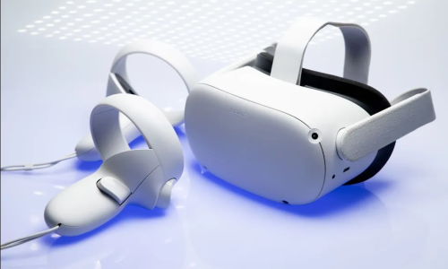 Meta Quest 2: Explorando o Futuro da Realidade Virtual

O Meta Quest 2, anteriormente conhecido como Oculus Quest 2, é um dispositivo de realidade virtual que se destaca por sua combinação de alta performance, portabilidade e custo-benefício. Desenvolvido pela Meta (antiga Facebook), ele se posiciona como um dos headsets VR mais acessíveis e versáteis do mercado. Vamos explorar as principais características que fazem do Meta Quest 2 uma excelente escolha para entusiastas e iniciantes em realidade virtual.

Design e Conforto

O Meta Quest 2 apresenta um design leve e ergonômico. Pesando apenas 503 gramas, ele é confortável para longas sessões de uso, mesmo para quem usa óculos. A alça ajustável permite um encaixe firme e seguro, enquanto o acolchoamento em espuma garante conforto adicional.

O acabamento é feito em plástico branco fosco, que, além de estético, é resistente a manchas e arranhões. Os controladores também foram aprimorados em relação ao modelo anterior, oferecendo maior precisão e ergonomia.

Tela e Qualidade Gráfica

Uma das maiores melhorias do Meta Quest 2 está em sua tela. Ele conta com um painel LCD com resolução de 1832 x 1920 pixels por olho, o que proporciona imagens nítidas e cores vibrantes. A taxa de atualização de até 120 Hz (em jogos e aplicações compatíveis) oferece uma experiência mais fluida e imersiva, reduzindo o desconforto visual que alguns usuários podem sentir.

A distância interpupilar (IPD) é ajustável em três níveis, permitindo um encaixe ideal para diferentes usuários. Essa flexibilidade melhora a experiência visual, tornando o dispositivo acessível a um público mais amplo.

Performance e Hardware

O Meta Quest 2 é equipado com o processador Qualcomm Snapdragon XR2, especialmente desenvolvido para realidade virtual. Com 6 GB de RAM, ele oferece desempenho superior em comparação ao modelo anterior, permitindo a execução de jogos e aplicações mais complexas.

O dispositivo está disponível em versões com 128 GB e 256 GB de armazenamento, garantindo espaço suficiente para uma vasta biblioteca de jogos e aplicações. Além disso, o Meta Quest 2 pode ser usado tanto de forma autônoma quanto conectado a um PC via cabo Link ou Wi-Fi, desbloqueando o acesso a títulos mais pesados e recursos adicionais.

Experiência de Usuário

Uma das maiores vantagens do Meta Quest 2 é sua facilidade de uso. Ele dispensa sensores externos, pois utiliza câmeras integradas para rastreamento de posição e movimento. Isso torna a configuração rápida e simples, ideal para iniciantes.

O rastreamento de mãos é outro recurso notável, permitindo interações sem o uso de controladores em aplicativos compatíveis. Esse recurso não apenas aumenta a imersão, mas também abre novas possibilidades para aplicações de produtividade e treinamento.

A biblioteca de jogos é ampla e diversificada, com títulos populares como Beat Saber, Superhot VR e The Walking Dead: Saints & Sinners. Além disso, o dispositivo suporta experiências sociais, como reuniões virtuais e eventos em plataformas como Horizon Worlds.

Bateria e Autonomia

A bateria do Meta Quest 2 oferece cerca de 2 a 3 horas de uso, dependendo da aplicação. Para sessões mais longas, é possível utilizar um acessório de bateria extra, vendido separadamente, que dobra a autonomia do dispositivo.

O carregamento é feito via cabo USB-C, e o dispositivo leva cerca de 2 horas para uma recarga completa. Essa autonomia pode ser considerada suficiente para a maioria dos usuários casuais, mas é um ponto de atenção para quem planeja usar o dispositivo por períodos prolongados.

Preço e Disponibilidade

Com um preço inicial de aproximadamente US$ 299, o Meta Quest 2 oferece um excelente custo-benefício. Ele é um dos dispositivos de realidade virtual mais acessíveis do mercado, considerando seu desempenho e recursos. No Brasil, o preço pode variar devido a impostos e taxas de importação, mas ainda é uma opção competitiva.

Conclusão

O Meta Quest 2 é um divisor de águas no mercado de realidade virtual. Seu equilíbrio entre preço, desempenho e portabilidade o torna uma escolha ideal tanto para iniciantes quanto para entusiastas.

Com suporte a uma vasta biblioteca de jogos e aplicações, facilidade de uso e funcionalidades avançadas como rastreamento de mãos, ele é mais do que um dispositivo de entretenimento: é uma porta de entrada para o futuro da interação digital. Se você está buscando explorar o mundo da realidade virtual, o Meta Quest 2 merece estar no topo da sua lista.