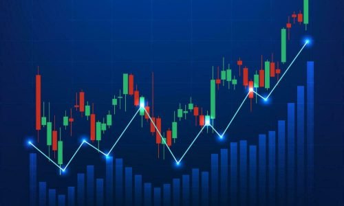 Otimização de Portfólios em Finanças com a Computação Quântica: Uma Revolução Tecnológica

A otimização de portfólios é uma pedra angular das finanças modernas. Desde a formulação do Modelo de Markowitz na década de 1950, que introduziu a ideia de diversificação para maximizar o retorno ajustado ao risco, a otimização de portfólios evoluiu significativamente. Com a chegada da computação quântica, estamos à beira de uma transformação ainda mais profunda. Esta tecnologia emergente promete resolver problemas de otimização de uma forma que a computação clássica simplesmente não pode igualar.

O Desafio da Otimização de Portfólios

A essência da otimização de portfólios é a busca pela melhor combinação de ativos que maximize o retorno esperado para um dado nível de risco, ou, alternativamente, minimize o risco para um retorno esperado. No entanto, à medida que o número de ativos cresce, o problema de otimização torna-se exponencialmente mais complexo. A fronteira eficiente de Markowitz, que representa as melhores combinações de risco-retorno, exige cálculos intensivos e pode tornar-se impraticável para grandes conjuntos de dados.

Limitações da Computação Clássica

Os computadores clássicos resolvem problemas de otimização usando algoritmos heurísticos e métodos de força bruta, que, embora eficazes para problemas de pequena escala, enfrentam dificuldades significativas à medida que a escala do problema aumenta. Além disso, a volatilidade dos mercados financeiros e a necessidade de reagir rapidamente a novas informações exigem soluções quase em tempo real, algo que muitas vezes é difícil de alcançar com a computação clássica.

A Promessa da Computação Quântica

A computação quântica, por outro lado, opera em princípios fundamentalmente diferentes. Em vez de bits clássicos que representam 0 ou 1, os computadores quânticos usam qubits que podem existir em múltiplos estados simultaneamente, graças ao fenômeno da superposição. Além disso, a entrelaçamento quântico permite que qubits distantes influenciem uns aos outros instantaneamente, proporcionando um novo nível de poder computacional.

Algoritmos Quânticos para Otimização

Algoritmos quânticos como o Algoritmo de Grover e o Algoritmo de QAOA (Quantum Approximate Optimization Algorithm) estão sendo desenvolvidos para enfrentar problemas de otimização com eficiência sem precedentes. O Algoritmo de Grover, por exemplo, pode acelerar a busca em bancos de dados não estruturados, enquanto o QAOA é projetado especificamente para resolver problemas de otimização aproximada, como a maximização de retornos ajustados ao risco em um portfólio financeiro.

Aplicações Práticas e Casos de Uso

Empresas de tecnologia financeira e instituições bancárias estão começando a experimentar a computação quântica para otimização de portfólios. Por exemplo, a IBM e o Goldman Sachs estão colaborando para desenvolver algoritmos quânticos que possam ser aplicados em mercados financeiros. Além disso, startups como a 1QBit estão criando soluções quânticas para problemas de otimização em finanças, logística e outras indústrias.

Desafios e Considerações Éticas

Apesar das promessas, a computação quântica ainda está em seus estágios iniciais. A construção de computadores quânticos estável e escaláveis é um desafio técnico significativo. Além disso, a implementação de soluções quânticas em mercados financeiros levanta questões éticas e regulatórias. A velocidade e o poder da computação quântica podem potencialmente desequilibrar os mercados, dando vantagens desproporcionais a quem tiver acesso a essa tecnologia.

O Futuro da Otimização de Portfólios

À medida que a computação quântica continua a se desenvolver, é provável que vejamos uma mudança paradigmática na maneira como os portfólios financeiros são otimizados. A capacidade de resolver problemas complexos de maneira eficiente e rápida pode levar a novas estratégias de investimento e, possivelmente, a uma nova era de estabilidade e crescimento no setor financeiro.

Conclusão

A integração da computação quântica na otimização de portfólios representa uma das fronteiras mais emocionantes da tecnologia financeira. Embora ainda existam desafios significativos a serem superados, o potencial para transformar a maneira como gerenciamos investimentos é imenso. A computação quântica não só promete acelerar os cálculos e melhorar a precisão das previsões, mas também oferece uma nova perspectiva sobre a gestão de risco e a maximização de retornos.

Como em qualquer inovação disruptiva, a chave para o sucesso será a colaboração contínua entre pesquisadores, tecnólogos e profissionais financeiros. Juntos, podem explorar as possibilidades oferecidas pela computação quântica e garantir que essa nova ferramenta seja usada de forma ética e eficaz para beneficiar os mercados financeiros e a sociedade como um todo.

Em resumo, a computação quântica está prestes a revolucionar a otimização de portfólios em finanças. À medida que a tecnologia avança, aqueles que estiverem na vanguarda da sua implementação estarão melhor posicionados para colher os benefícios de uma nova era de análise financeira e tomada de decisões. O futuro da otimização de portfólios é quântico, e as possibilidades são infinitas.