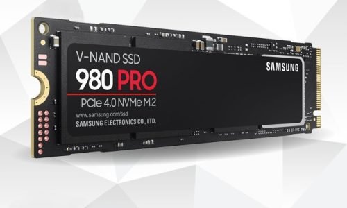 Análise Completa do SSD Samsung 980 Pro de 1 TB: Desempenho, Especificações e Aplicações

Os SSDs (Solid State Drives) revolucionaram o armazenamento de dados nas últimas décadas, oferecendo velocidades muito superiores aos HDs tradicionais e confiabilidade aprimorada. Entre os modelos disponíveis no mercado, o Samsung 980 Pro de 1 TB se destaca como uma das opções mais avançadas, especialmente para entusiastas de tecnologia, gamers e profissionais que exigem alto desempenho. Neste artigo, exploraremos detalhes de suas especificações técnicas, desempenho, casos de uso e se ele ainda é uma escolha relevante em 2025.

Introdução ao Samsung 980 Pro

Lançado em setembro de 2020, o Samsung 980 Pro foi o primeiro SSD da marca a desfrutar da interface PCIe 4.0, prometendo velocidades impressionantes e um salto geracional em relação aos modelos PCIe 3.0 anteriores, como o 970 Pro. Com capacidades que variam de 250 GB a 2 TB, o modelo de 1 TB é frequentemente considerado o ponto ideal entre capacidade, desempenho e custo-benefício. Este SSD é voltado para usuários que precisam de transferência de dados ultrarrápida, tempos de carregamento reduzidos e uma solução robusta para aplicações intensivas.

Especificações Técnicas

O Samsung 980 Pro de 1 TB combina tecnologias avançadas da Samsung para oferecer um desempenho de ponta. Aqui suas principais especificações:

Interface : PCIe 4.0 x4, NVMe 1.3

Controlador : Samsung Elpis (fabricado em 8 nm)

Memória NAND : V-NAND TLC de 6ª geração (128 camadas)

DRAM : 1 GB LPDDR4

Velocidade Sequencial de Leitura : Até 7.000 MB/s

Velocidade Sequencial de Gravação : Até 5.000 MB/s

IOPS Aleatório (Leitura/Gravação) : Até 1.000.000 / 1.000.000 (4K, QD32)

Formato : M.2 2280 (face simples)

Capacidade : 1 TB

Resistência (TBW) : 600 TBW (Terabytes Escritos)

Garantia : 5 anos ou até atingir o limite de TBW

Recursos Adicionais : Suporte a criptografia AES 256 bits, TurboWrite 2.0, Dynamic Thermal Guard

O uso do PCIe 4.0 dobra a largura de banda teórica em comparação com o PCIe 3.0, permitindo que o 980 Pro alcance velocidades que estavam fora do alcance dos SSDs anteriores da Samsung. O driver Elpis, projetado especificamente para este modelo, é projetado para gerenciar grandes cargas de trabalho, enquanto a memória V-NAND TLC (Triple-Level Cell) de 128 camadas oferece um equilíbrio entre desempenho, custo e durabilidade.

Desempenho em Testes

O desempenho do Samsung 980 Pro de 1 TB é um de seus maiores atrativos. Em testes realizados com ferramentas como CrystalDiskMark, o SSD frequentemente atinge ou se aproxima de suas velocidades anunciadas em condições ideais (como em sistemas com suporte total ao PCIe 4.0). Por exemplo:

Leitura Sequencial : Médias de 6.500 a 6.800 MB/s, dependendo da configuração do sistema.

Gravação Sequencial : Cerca de 4.900 a 5.000 MB/s com o TurboWrite ativado.

Desempenho Aleatório : Resultados próximos de 690.000 IOPS para leitura e 660.000 IOPS para gravação em filas profundas (QD32).

O recurso Intelligent TurboWrite 2.0 utiliza uma porção da NAND como um buffer SLC (Single-Level Cell) dinâmico, que no modelo de 1 TB pode chegar a 114 GB. Isso permite manter altas velocidades de gravação por períodos prolongados, ideal para transferências de arquivos grandes ou instalação de jogos e softwares pesados. No entanto, quando o buffer é necessário, a velocidade de gravação cai para cerca de 2.000 MB/s, o que ainda é competitivo, mas reflete a natureza do TLC em comparação com os antigos SSDs MLC da linha Pro.

Em cenários reais, como carregamento de jogos (ex.: Final Fantasy XIV ), o 980 Pro reduz significativamente os tempos de espera, ficando frequentemente abaixo de 8 segundos. Transferências de arquivos grandes, como pastas de 10 GB, são concluídas em menos de 4 segundos, demonstrando sua capacidade em aplicações práticas.

Design e Construção

O Samsung 980 Pro segue o formato M.2 2280, amplamente compatível com desktops, laptops e até consoles como o PlayStation 5 (quando equipado com um dissipador de calor). Seu design de rosto único facilita a instalação em dispositivos mais finos, como ultrabooks. Para gerenciar o calor gerado pelas altas velocidades do PCIe 4.0, o SSD inclui um revestimento de níquel no controlador e uma etiqueta dissipadora de calor na parte traseira. A tecnologia Dynamic Thermal Guard também ajusta o desempenho para evitar superaquecimento, garantindo estabilidade em cargas intensivas.

A Samsung oferece uma variante com dissipador de calor integrado, especialmente projetada para o PS5, mas o modelo padrão de 1 TB já mantém temperaturas aceitáveis ​​(geralmente abaixo de 82°C sob estresse) em sistemas bem ventilados.

Durabilidade e Confiabilidade

Com um TBW de 600 terabytes, o 980 Pro foi projetado para suportar anos de uso intenso. Para contextualizar, se você gravar 50 GB por dia, o SSD duraria aproximadamente 33 anos antes de atingir seu limite teórico — um valor que excede as necessidades da maioria dos consumidores. Comparado ao antecessor 970 Pro (1.200 TBW com NAND MLC), a mudança para TLC prejudica a resistência, mas os dados da Samsung sugerem que 99,7% dos usuários não ultrapassaram 600 TB em cinco anos, alinhando-se ao padrão da indústria para SSDs de 1 TB.

A garantia de cinco anos reforça a confiança da Samsung na durabilidade do produto, e o suporte à criptografia AES 256 bits com conformidade TCG Opal adiciona uma camada de segurança para dados sensíveis.

Compatibilidade e Requisitos

Para aproveitar todo o potencial do 980 Pro, é necessário um sistema com suporte a PCIe 4.0, como plataformas AMD Ryzen 3000/5000 com chipsets X570 ou B550, ou CPUs Intel Core de 11ª geração (Rocket Lake) em breve. Em sistemas PCIe 3.0, o desempenho é limitado a cerca de 3.500 MB/s para leitura e 3.450 MB/s para gravação — ainda impressionante, mas atinge o potencial total. Isso torna o SSD menos vantajoso para usuários com hardware mais antigo, onde modelos PCIe 3.0, como o Samsung 970 EVO Plus, podem oferecer desempenho semelhante por um custo menor.

No PlayStation 5, o 980 Pro é uma escolha popular para expansão de armazenamento, desde que equipado com um dissipador compatível. Ele excede os requisitos mínimos da Sony (5.500 MB/s de leitura), proporcionando carregamentos rápidos e uma experiência fluida.

Vantagens e Desvantagens

Vantagens:

Velocidades líderes na categoria PCIe 4.0.

Desempenho consistente em cargas pesadas graças ao TurboWrite 2.0.

Construção robusta com gerenciamento térmico eficiente.

Suporte a criptografia avançada.

Compatibilidade com PS5 (com dissipador).

Desvantagens:

Preço elevado em comparação com SSDs PCIe 3.0 ou concorrentes mais recentes.

Requer PCIe 4.0 para desempenho máximo, limitando sua relevância em sistemas mais antigos.

Endurance menor que o 970 Pro devido ao uso de TLC.

Contexto em 2025

Em fevereiro de 2025, o Samsung 980 Pro de 1 TB continua sendo uma opção sólida, mas enfrenta concorrência crescente de SSDs PCIe 4.0 mais recentes, como o WD Black SN850X e o SK hynix P41, que oferecem velocidades superiores e preços mais competitivos. Além disso, a emergência do PCIe 5.0 está começando a mudar o cenário, com modelos como o Crucial T700 alcançando leituras acima de 12.000 MB/s. Apesar disso, o 980 Pro mantém sua relevância para usuários que já possuem sistemas PCIe 4.0 e buscam um SSD confiável e transparente.

O preço do 980 Pro de 1 TB atualmente varia entre US$ 150 e US$ 180 (dependendo de promoções), o que o coloca em uma faixa distribuída entre opções econômicas PCIe 3.0 e os novos modelos PCIe 5.0 mais caros. Para gamers, criadores de conteúdo e usuários do PS5, ele ainda oferece um excelente custo-benefício.

Conclusão

O Samsung 980 Pro de 1 TB é um marco na evolução dos SSDs, trazendo velocidades revolucionárias com o PCIe 4.0 e consolidando a confiança da Samsung como líder em armazenamento. Embora não seja mais o SSD mais rápido disponível em 2025, ele continua sendo uma escolha poderosa para quem precisa de desempenho de alto nível sem entrar no território ainda caro do PCIe 5.0. Se você possui um sistema compatível e busca um equilíbrio entre velocidade, confiabilidade e custo, o 980 Pro permanece uma opção digna de atenção.

Seja para acelerar o carregamento de jogos, editar vídeos em 4K ou expandir o ar