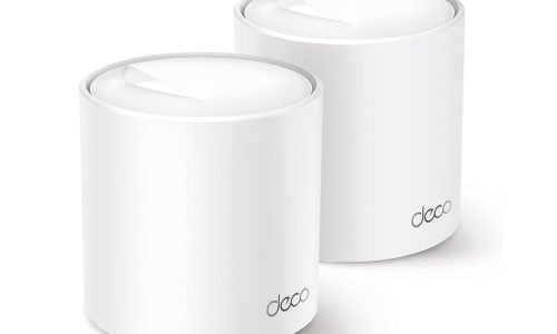 Roteador Wi-Fi Mesh TP-Link Deco X50: A Revolução da Conectividade Doméstica

Se você está à procura de um roteador Wi-Fi que ofereça cobertura de rede estável, rápida e ampla para sua casa, o TP-Link Deco X50 é uma opção que merece sua atenção. Este roteador Wi-Fi Mesh vem se destacando no mercado de tecnologia devido à sua performance e recursos inovadores. Neste artigo, vamos explorar as características e os benefícios do TP-Link Deco X50, ajudando você a entender por que ele pode ser a escolha ideal para sua rede doméstica.

O Que é um Sistema Wi-Fi Mesh?

Antes de mergulharmos nas especificações do TP-Link Deco X50, é importante entender o que é um sistema Wi-Fi Mesh. Em uma rede Wi-Fi tradicional, um único roteador é responsável por fornecer cobertura para toda a casa. Isso pode resultar em áreas com sinal fraco, principalmente em ambientes maiores ou com muitas barreiras físicas, como paredes.

Um sistema Wi-Fi Mesh, por outro lado, utiliza múltiplos pontos de acesso (nós) interconectados para criar uma rede única e contínua. Esses nós trabalham juntos para fornecer cobertura uniforme e eliminar pontos mortos na sua rede. O TP-Link Deco X50 é um dos modelos que utiliza essa tecnologia avançada para melhorar a experiência de conexão em ambientes domésticos.

Principais Características do TP-Link Deco X50

1. Tecnologia Wi-Fi 6

Uma das maiores vantagens do TP-Link Deco X50 é a sua compatibilidade com a tecnologia Wi-Fi 6 (802.11ax). O Wi-Fi 6 oferece várias melhorias em relação ao seu antecessor, o Wi-Fi 5 (802.11ac), incluindo maior velocidade, capacidade, eficiência e menor latência. Com essa tecnologia, o Deco X50 é capaz de suportar múltiplos dispositivos conectados simultaneamente, sem comprometer a performance da rede.

2. Cobertura Ampla

O Deco X50 utiliza uma configuração de múltiplos nós para proporcionar uma cobertura ampla e consistente em toda a casa. Com três unidades, o sistema pode cobrir até 650 metros quadrados, garantindo que todos os cantos da sua residência tenham um sinal forte e estável. Essa cobertura é ideal para residências grandes, apartamentos com vários cômodos e casas com vários andares.

3. Processador Poderoso

Equipado com um processador quad-core, o TP-Link Deco X50 oferece desempenho excepcional e manuseio eficiente de dados. Esse processador poderoso permite que o roteador administre várias conexões simultâneas, proporcionando uma experiência de navegação mais fluida e rápida.

4. Segurança Avançada

A segurança é uma preocupação fundamental quando se trata de redes domésticas, e o Deco X50 não decepciona nesse aspecto. Ele vem com o TP-Link HomeCare™, um conjunto de ferramentas de segurança abrangentes que inclui antivírus, controle parental e Quality of Service (QoS). Essas funcionalidades ajudam a proteger sua rede contra ameaças cibernéticas, controlar o acesso dos dispositivos à internet e garantir que a largura de banda seja priorizada para aplicações críticas.

5. Facilidade de Configuração

Um dos pontos fortes do TP-Link Deco X50 é a sua facilidade de configuração e gerenciamento. Através do aplicativo TP-Link Deco, disponível para dispositivos iOS e Android, você pode configurar seu sistema Wi-Fi Mesh em poucos minutos. O aplicativo oferece um passo a passo intuitivo, tornando a instalação simples mesmo para usuários menos experientes. Além disso, você pode gerenciar sua rede remotamente, ajustar configurações e monitorar dispositivos conectados de qualquer lugar.

Benefícios do TP-Link Deco X50

1. Conexão Estável e Rápida

Com a combinação da tecnologia Wi-Fi 6 e a cobertura de múltiplos nós, o TP-Link Deco X50 garante uma conexão estável e rápida em todos os ambientes da sua casa. Isso é especialmente importante para atividades que demandam alta largura de banda, como streaming de vídeo em 4K, jogos online e videoconferências.

2. Suporte a Múltiplos Dispositivos

Vivemos em uma era onde cada vez mais dispositivos estão conectados à internet, desde smartphones e tablets até dispositivos IoT (Internet das Coisas) como smart TVs, câmeras de segurança e assistentes virtuais. O Deco X50 é projetado para suportar até 150 dispositivos conectados simultaneamente, sem comprometer a performance da rede.

3. Flexibilidade e Escalabilidade

Outro grande benefício do sistema Wi-Fi Mesh TP-Link Deco X50 é a sua flexibilidade e escalabilidade. Você pode começar com um único nó e adicionar mais unidades conforme necessário para aumentar a cobertura. Essa escalabilidade torna o Deco X50 uma solução versátil, capaz de se adaptar às mudanças nas necessidades de conectividade da sua casa.

4. Design Discreto e Elegante

Além de todas as vantagens técnicas, o TP-Link Deco X50 também se destaca pelo seu design. Com um visual moderno e elegante, o Deco X50 se integra facilmente à decoração de qualquer ambiente. Seu design discreto permite que você posicione os nós em locais estratégicos, sem comprometer a estética do seu espaço.

Comparação com Outros Modelos

Ao considerar a compra de um roteador Wi-Fi Mesh, é útil comparar o Deco X50 com outros modelos disponíveis no mercado. Alguns dos concorrentes notáveis incluem o Google Nest Wi-Fi, o Eero Pro 6 e o Netgear Orbi. Embora cada um desses modelos tenha suas próprias vantagens, o TP-Link Deco X50 se destaca por sua combinação de performance, segurança, facilidade de uso e preço competitivo.

Google Nest Wi-Fi

O Google Nest Wi-Fi é conhecido pela sua facilidade de uso e integração com outros produtos Google. No entanto, ele não oferece a mesma performance de Wi-Fi 6 que o Deco X50. Além disso, o controle parental e as funcionalidades de segurança são mais limitados em comparação com o TP-Link HomeCare™.

Eero Pro 6

O Eero Pro 6 é outro modelo que oferece suporte ao Wi-Fi 6, mas geralmente a um preço mais alto do que o Deco X50. Embora ambos os modelos proporcionem cobertura ampla e performance robusta, o Deco X50 se destaca pelo seu conjunto completo de funcionalidades de segurança incluídas sem custo adicional.

Netgear Orbi

O Netgear Orbi é um dos concorrentes mais fortes, oferecendo excelente performance e cobertura. No entanto, o processo de configuração pode ser mais complexo em comparação com o intuitivo aplicativo TP-Link Deco. Além disso, alguns modelos do Orbi exigem assinaturas pagas para acessar funcionalidades avançadas de segurança, enquanto o Deco X50 oferece essas funcionalidades sem custos adicionais.

Conclusão

O TP-Link Deco X50 é uma escolha excepcional para quem busca uma solução de rede Wi-Fi Mesh que combine tecnologia de ponta, desempenho confiável e segurança abrangente. Com a tecnologia Wi-Fi 6, cobertura ampla, facilidade de uso e um conjunto completo de funcionalidades de segurança, o Deco X50 se destaca como uma das melhores opções no mercado atual. Seja para streaming, jogos, trabalho remoto ou simplesmente manter todos os seus dispositivos conectados, o Deco X50 está pronto para atender às suas necessidades de conectividade de maneira eficiente e elegante.

Lembre-se de sempre considerar suas necessidades específicas e comparar diferentes modelos antes de tomar uma decisão de compra. E, se possível, aproveite as demonstrações e avaliações dos produtos para garantir que você está fazendo a melhor escolha para sua rede doméstica.