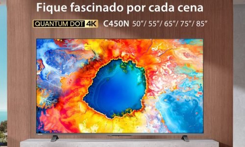 Revisão Completa da TV Toshiba QLED C450N: Uma Opção Acessível e Repleta de Recursos

No mercado atual de TVs inteligentes, a Toshiba se destaca por oferecer modelos que combinam tecnologia avançada com preços competitivos. A Toshiba QLED C450N é um exemplo disso, trazendo qualidade de imagem QLED, som imersivo e funcionalidades inteligentes para consumidores que buscam uma experiência de entretenimento premium sem gastar uma fortuna. Neste artigo, vamos explorar em profundidade as especificações, desempenho, design e valor geral desta TV, ajudando você a decidir se ela é uma escolha certa para sua casa.

Introdução à Toshiba QLED C450N

Lançada como parte da linha C450 da Toshiba, a C450N é uma TV QLED 4K Ultra HD que visa atender tanto entusiastas de filmes quanto jogadores casuais. Disponível em tamanhos que variam de 43 a 85 polegadas (embora as especificidades possam variar por região), ela está equipada com tecnologias modernas como Dolby Vision, Dolby Atmos e o processador Regza Engine 4K, prometendo uma experiência visual e sonora de alta qualidade. Seu sistema operacional VIDAA oferece uma interface simplificada e acesso a uma ampla gama de aplicativos de streaming, tornando-a uma opção possível para diferentes tipos de usuários.

Design e Construção

A Toshiba C450N apresenta um design elegante e moderno, comum em TVs contemporâneas. Com bordas ultrafinas em três lados, ela maximiza a área de tela, proporcionando uma aparência imersiva e sofisticada. A borda inferior é mais espessa e pode incluir um pequeno queixo onde estão localizados o LED de energia e outros componentes eletrônicos. Alguns modelos possuem um acabamento metálico na borda inferior, o que adiciona um toque de moda.

A TV pode ser montada na parede usando suportes VESA ou colocada sobre uma superfície com os suportes plásticos incluídos, que oferecem estabilidade suficiente para uso em móveis. Embora não seja revolucionário, o design é funcional e discreto, integrando-se facilmente a diferentes estilos de decoração.

Qualidade de Imagem

Tecnologia QLED e Resolução 4K

O destaque do Toshiba C450N é seu painel QLED, que utiliza pontos quânticos (Quantum Dots) para melhorar a precisão e a vivacidade dos núcleos em comparação com TVs LED tradicionais. Com uma resolução 4K Ultra HD (3840 x 2160 pixels), a TV oferece imagens nítidas e completas, ideais para assistir filmes, séries ou jogar em alta definição.

A tecnologia Quantum Dot permite uma gama de núcleos mais ampla, cobrindo cerca de 90% do espaço DCI-P3, o que resulta em tons vibrantes e realistas. Diferente de muitas TVs acessíveis que exageram na saturação, a C450N entrega núcleos bem equilibrados logo ao sair da caixa, embora ajustes manuais possam ser feitos para maiores precisão.

Suporte para HDR

A C450N suporta vários formatos HDR, incluindo HDR10, HDR10+ e Dolby Vision. Isso garante um contraste aprimorado, com pretos mais profundos e brancos mais escuros, além de detalhes visíveis em cenas escuras ou claras. A luminosidade padrão é de cerca de 350 nits, o que é decente para sua faixa de preço, embora não alcance os níveis de brilho máximo de modelos mais caros. O contraste nativo, geralmente em torno de 3800:1, é acima da média para TVs QLED econômicas, oferecendo uma experiência visual sólida.

Desempenho em Movimentos

Com uma taxa de atualização de 60 Hz e suporte a MEMC (Motion Estimation Motion Compensation), o C450N lida bem com cenas de ação rápida, como em esportes ou filmes de alta octanagem. No entanto, para gamers que buscam desempenho de ponta em consoles de última geração, a ausência de uma taxa de 120 Hz pode ser uma limitação, especialmente em jogos que exigem movimentos ultrarrápidos.

Qualidade de Som

Um Toshiba C450N não decepciona no quesito áudio. Equipada com alto-falantes de 2.0 canais e uma potência de saída de 24W (2x12W), ela oferece som claro e envolvente. O suporte a Dolby Atmos e DTS X eleva a experiência, criando uma sensação de áudio tridimensional que é impressionante para uma TV sem soundbar externa. Há também um subwoofer integrado em alguns modelos, o que melhora os graves e adiciona profundidade ao som.

Embora o volume seja suficiente para ambientes médios, em salas maiores ou para entusiastas de áudio, um sistema de som externo pode ser uma boa adição. Ainda assim, pelo preço, o desempenho sonoro é um dos pontos fortes do C450N.

Recursos para Jogos

A C450N é uma escolha sólida para jogadores casuais, graças a recursos como:

ALLM (Auto Low Latency Mode): Reduz o atraso de entrada automaticamente ao detectar um console de jogos.

VRR (Variable Refresh Rate): Minimiza rasgos na tela, garantindo uma jogabilidade mais fluida.

Modo de Jogo: Otimiza o desempenho para menor latência.

Embora não suporte HDMI 2.1 completo ou taxas de atualização superiores a 60 Hz, esses recursos são adequados para consoles como PlayStation 4, Xbox One ou jogos menos exigentes no PS5 e Xbox Series X.

Sistema Operacional e Conectividade

VIDAA OS

A C450N roda o sistema operacional VIDAA da Toshiba, que é leve, intuitivo e rápido. A interface baseada em ícones é fácil de navegar, mesmo para iniciantes, e oferece acesso a aplicativos populares como Netflix, Amazon Prime Video, Disney+ Hotstar e YouTube. Embora não tenha uma vasta biblioteca de aplicativos do Android TV ou Fire OS, o VIDAA cobre o essencial para o mercado brasileiro e internacional.

O suporte a assistentes de voz, como Amazon Alexa e VIDAA Voice, permite controlar a TV com comandos simples, como mudar de canal ou ajustar o volume. A integração com Apple AirPlay e HomeKit também é um diferencial para usuários de dispositivos Apple.

Opções de conexão

A TV vem bem equipada com portas:

3 HDMI (incluindo 1 com eARC)

2 USB

Wi-Fi de banda dupla

Bluetooth 4.2

Ethernet RJ45

Saída de áudio digital óptica

Entrada para fone de ouvido (3,5 mm)

Essas opções garantidas para conectar dispositivos como consoles, soundbars, pendrives ou receptores de TV a cabo.

Eficiência Energética

Com uma classificação energética A+, o Toshiba C450N é projetado para oferecer desempenho de alto nível com consumo de energia moderado (cerca de 100W a 150W, dependendo do tamanho). Isso torna uma escolha sustentável para quem quer economizar na conta de luz sem sacrificar a qualidade.

Preço e Disponibilidade

A C450N está posicionada como uma TV de ótimo custo-benefício. No Brasil, os preços variam conforme o tamanho da tela e o varejista, mas a linha C450 geralmente começa em cerca de R$ 2.500 para o modelo de 43 polegadas, subindo para cerca de R$ 6.000 ou mais para versões maiores, como a de 65 polegadas. As promoções sazonais podem reduzir ainda mais esses valores, tornando-a altamente competitiva frente a marcas como Samsung e TCL na mesma faixa de preço.

Prós e Contras

Prós:

Qualidade de imagem QLED vibrante e equilibrada

Suporte para Dolby Vision e Atmos

Áudio imersivo com subwoofer integrado

Recursos de jogos úteis (ALLM, VRR)

Sistema VIDAA leve e funcional

Preço acessível para os recursos oferecidos

Contras:

Taxa de atualização limitada a 60 Hz

Brilho não máximo compete com modelos premium

Biblioteca de apps do VIDAA menos extensa que concorrentes como Android TV

Comparação com Concorrentes

Em relação aos concorrentes como o TCL C655 ou o Samsung Q60D, o Toshiba C450N se destaca pelo preço mais acessível e pelo suporte a Dolby Vision, algo nem sempre presente em TVs QLED econômicas. No entanto, a TCL oferece taxas de atualização de 120 Hz em alguns modelos, o que pode atrair os jogadores mais exigentes. Já a Samsung tem uma interface mais robusta (Tizen), mas um custo geralmente mais alto.

Conclusão

A Toshiba QLED C450N é uma TV que entrega muito pelo que custa. Com sua qualidade de imagem impressionante, áudio decente e recursos inteligentes, ela é ideal para quem busca uma experiência de entretenimento completa sem comprometer o orçamento. Embora não seja perfeita para gamers hardcore devido à taxa de 60 Hz, ela atende bem às necessidades de famílias, cinéfilos e usuários casuais.

Se você procura uma TV QLED acessível que combina desempenho sólido e design elegante, o Toshiba C450N merece estar em sua lista de consideração. Com um equilíbrio raro entre preço e qualidade, ela prova que tecnologia de ponta não precisa ser exclusividade de modelos caros.