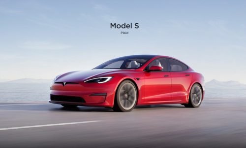 Tesla Model S Plaid: O Futuro dos Carros Elétricos de Alto Desempenho

Nos últimos anos, os carros elétricos deixaram de ser uma promessa distante para se tornarem uma realidade acessível e desejada. No centro dessa revolução está a Tesla, uma empresa que continua a liderar o mercado com inovações tecnológicas e design visionário. Entre seus modelos, o Tesla Model S Plaid se destaca como um dos carros elétricos mais impressionantes do mercado em 2025. Combinando desempenho incrível, design elegante e tecnologias de ponta, o Model S Plaid representa o futuro dos carros elétricos de alto desempenho. Este artigo explora os detalhes, inovações e motivos pelos quais este carro é tão aguardado e discutido.

Design Externo e Aerodinâmica

O Tesla Model S Plaid apresenta um design elegante e futurista, mas que preserva a identidade clássica do Model S. As linhas suaves e aerodinâmicas não são apenas esteticamente agradáveis, mas também projetadas para maximizar a eficiência e o desempenho. Com um coeficiente de arrasto de apenas 0,208 Cd, ele é um dos carros mais aerodinâmicos do mundo.

Destaques do design incluem:

Faróis LED renovados, que oferecem melhor visibilidade e um toque moderno.

Rodas esportivas otimizadas para reduzir a resistência ao vento.

Teto panorâmico em vidro, que não apenas proporciona uma vista deslumbrante, mas também contribui para a sensação de espaço no interior.

O Model S Plaid combina elegância e funcionalidade, sendo um carro que impressiona tanto na estrada quanto parado.

Interior: Tecnologia e Conforto de Outro Nível

Ao entrar no Tesla Model S Plaid, o motorista é imediatamente envolvido por uma cabine minimalista, mas repleta de tecnologia de ponta. O interior foi projetado para oferecer conforto e praticidade, ao mesmo tempo em que exibe um senso de luxo moderno.

Display Central de 17 polegadas: Localizado no console central, a tela é a principal interface para controle do veículo, com acesso à navegação, entretenimento e configurações do carro. A resolução incrivelmente alta e o suporte para streaming tornam a experiência ainda mais imersiva.

Painel de Instrumentos Digital: Atrás do volante, o painel digital exibe informações essenciais, como velocidade, nível de bateria e modos de condução.

Assentos Reprojetados: Os bancos oferecem maior suporte lateral e são revestidos com materiais sustentáveis de alta qualidade. Além disso, contam com aquecimento e ventilação ajustáveis.

Sistema de Som Premium: O sistema de áudio foi desenvolvido para oferecer uma experiência de som imersiva, com graves profundos e agudos cristalinos.

Outro destaque é o volante “Yoke”, com formato retangular que lembra um volante de aviação. Embora tenha gerado polêmica, ele oferece uma experiência de direção futurista e melhor visibilidade do painel de instrumentos.

Performance Inigualável

O que realmente diferencia o Tesla Model S Plaid de seus concorrentes é seu desempenho incrível. Equipado com três motores elétricos independentes, o carro entrega uma potência combinada de impressionantes 1.020 cavalos de força.

Aceleração: O Model S Plaid é capaz de acelerar de 0 a 100 km/h em apenas 1,99 segundos, tornando-o um dos carros mais rápidos do mundo.

Velocidade Máxima: A velocidade máxima é de 322 km/h, um feito impressionante para um carro elétrico.

Autonomia: Graças a avanços na tecnologia de baterias, o Model S Plaid tem uma autonomia de até 637 km com uma única carga. Isso o torna uma excelente opção para viagens longas.

Os três motores proporcionam um sistema de trânsito nas quatro rodas (AWD) incrivelmente responsivo. A distribuição de torque é ajustada em tempo real, garantindo trânsito seguro e eficiente, independentemente das condições climáticas ou do tipo de estrada.

Tecnologias de Direção Autônoma

A Tesla continua a expandir seus limites na área de direção autônoma, e o Model S Plaid é um exemplo disso. Ele vem equipado com o Autopilot Avançado, que oferece uma série de funcionalidades:

Pilotagem Automática em Rodovias: O carro é capaz de acelerar, frear e mudar de faixa automaticamente em rodovias.

Estacionamento Autônomo: Identifica vagas e realiza manobras de estacionamento de forma totalmente autônoma.

Convocação Inteligente: Permite que o carro se mova de forma independente para encontrar o motorista em estacionamentos.

Com atualizações regulares de software, essas funcionalidades continuam a melhorar, aproximando o Model S Plaid de um verdadeiro carro autônomo.

Sustentabilidade e Eficiência

Um dos pilares da Tesla é a sustentabilidade, e o Model S Plaid reflete esse compromisso. Suas baterias são projetadas para serem recicláveis, e a eficiência do sistema elétrico reduz significativamente a pegada de carbono em comparação com carros movidos a combustíveis fósseis.

Além disso, a Tesla investe em infraestrutura de carregamento global, com mais de 40.000 Superchargers espalhados pelo mundo. Esses carregadores rápidos permitem recuperar até 80% da bateria em apenas 20 minutos, tornando o carregamento prático e acessível.

Segurança em Primeiro Lugar

O Tesla Model S Plaid também é um dos carros mais seguros do mercado. Ele recebeu as mais altas classificações em testes de colisão, graças à sua estrutura robusta e aos recursos de segurança avançados, como:

Freios de Emergência Automáticos.

Detecção de Ponto Cego.

Controle de Cruzeiro Adaptativo.

Sensores de Colisão 360º.

Preço e Disponibilidade

O Tesla Model S Plaid é um carro premium, com um preço inicial de aproximadamente US$ 120.000. Embora não seja acessível para todos, ele oferece um pacote incrível de desempenho, tecnologia e luxo que justifica seu valor.

A Tesla também oferece programas de financiamento e incentivos fiscais em vários países para tornar o veículo mais acessível.

Conclusão

O Tesla Model S Plaid é mais do que apenas um carro; é um vislumbre do futuro da mobilidade. Com seu desempenho revolucionário, design elegante, tecnologias avançadas e compromisso com a sustentabilidade, ele redefine o que é possível em um carro elétrico.

Para aqueles que buscam um veículo que combine inovação, luxo e responsabilidade ambiental, o Model S Plaid